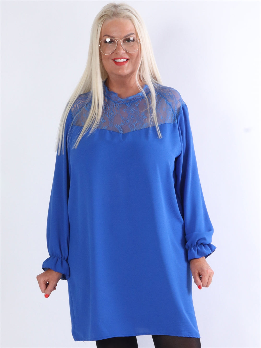 Katharina - Klänning med spetsdetaljer på toppen