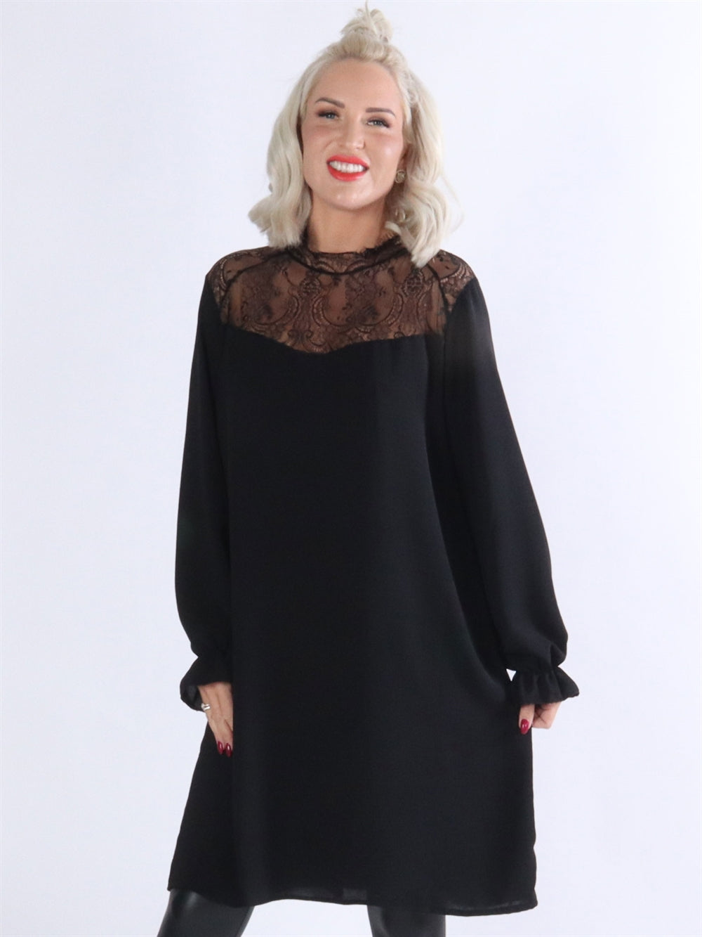 Katharina - Klänning med spetsdetaljer på toppen