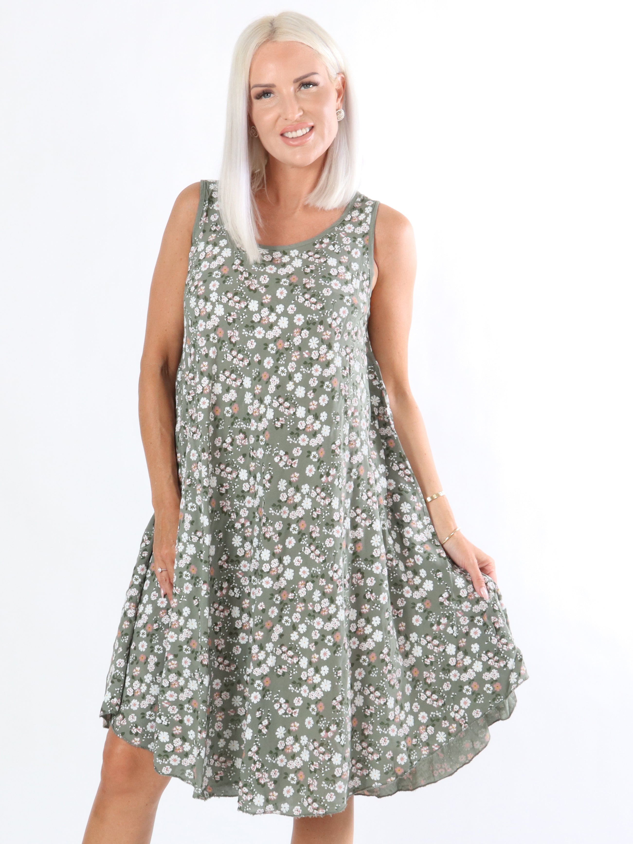 Katiana - Armégrön sommarklänning i A-form med små blommor