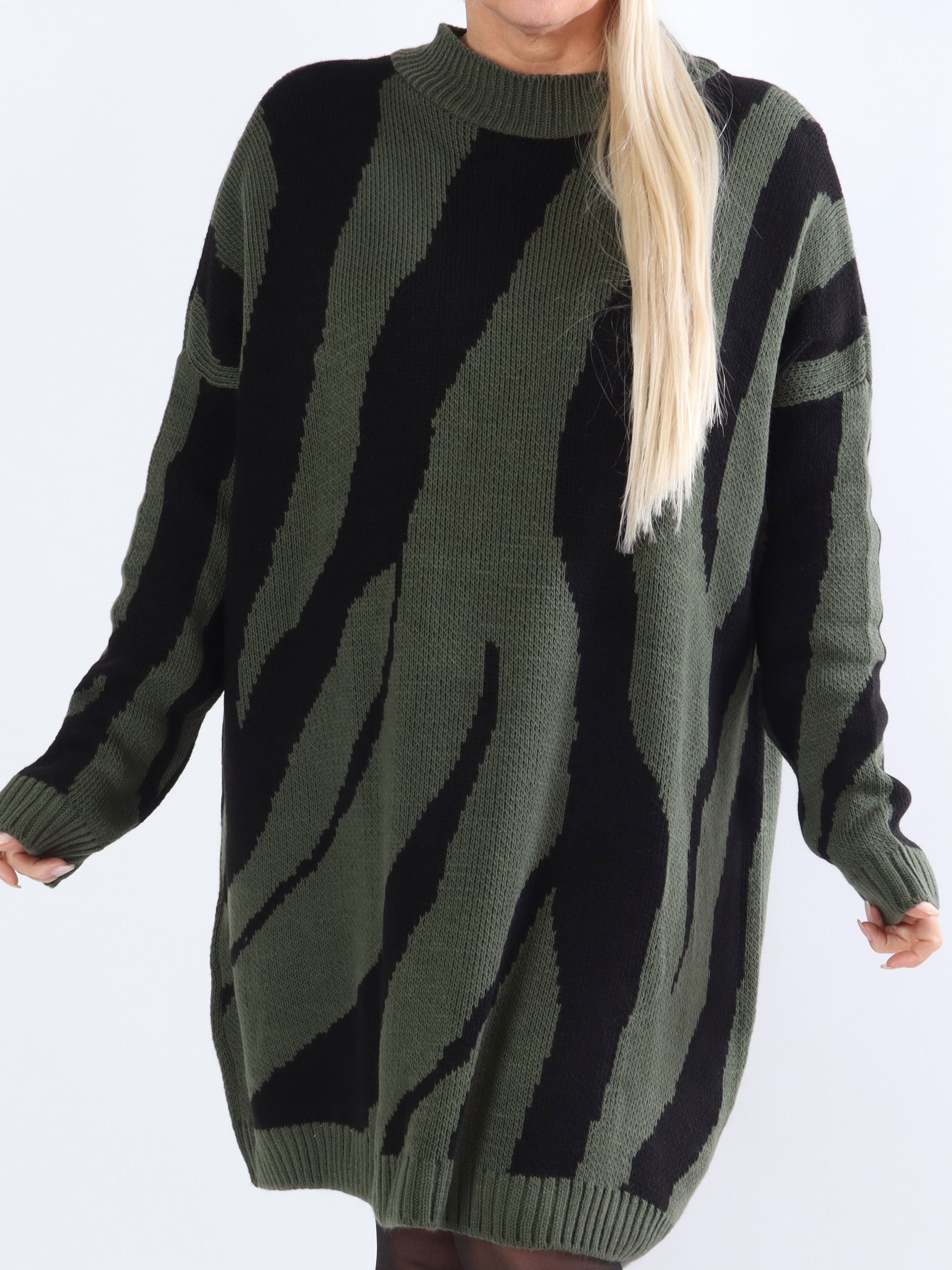 Katya - Mjuk stickad plus size klänning med stort zebratryck