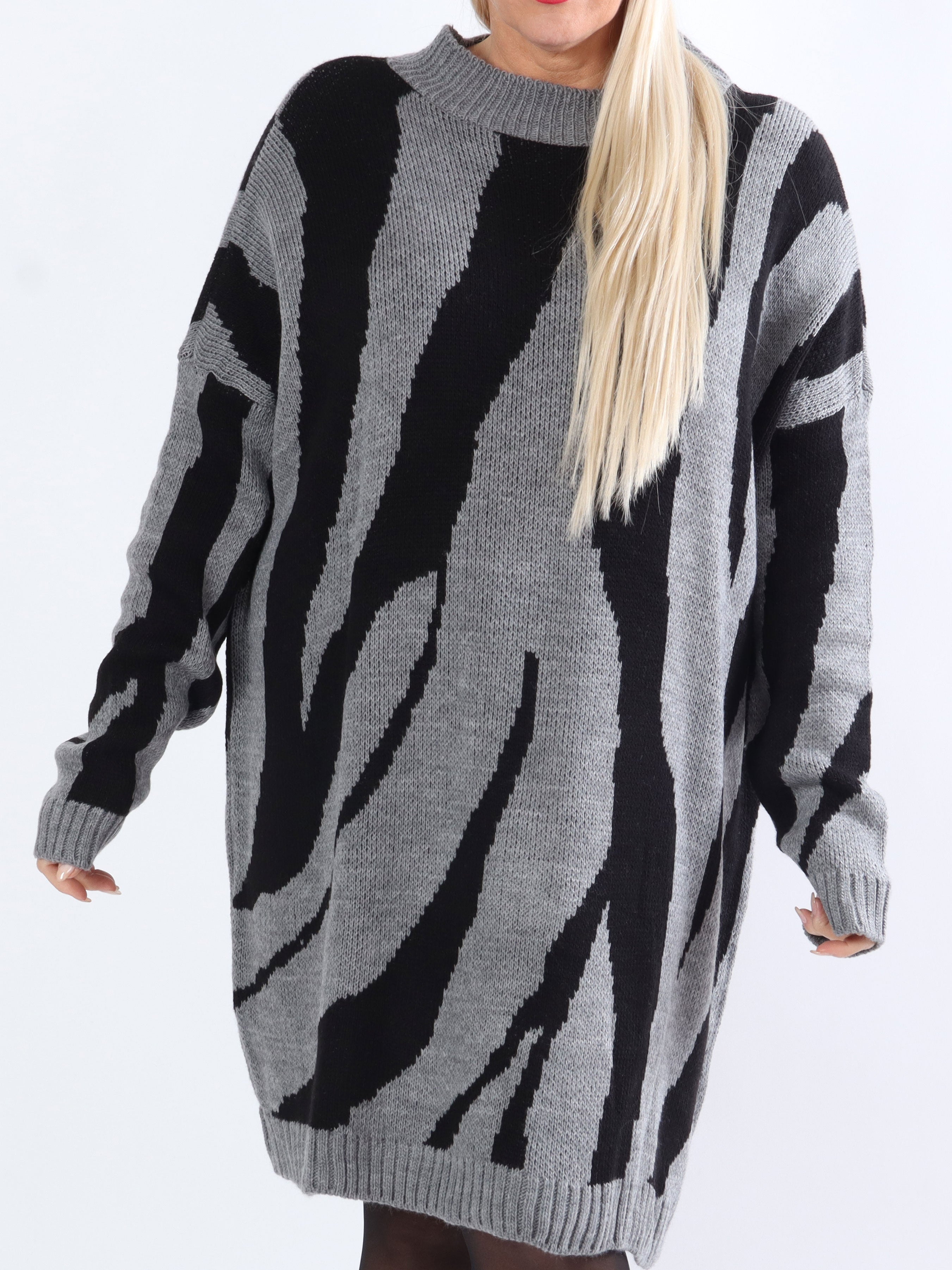 Katya - Mjuk stickad plus size klänning med stort zebratryck