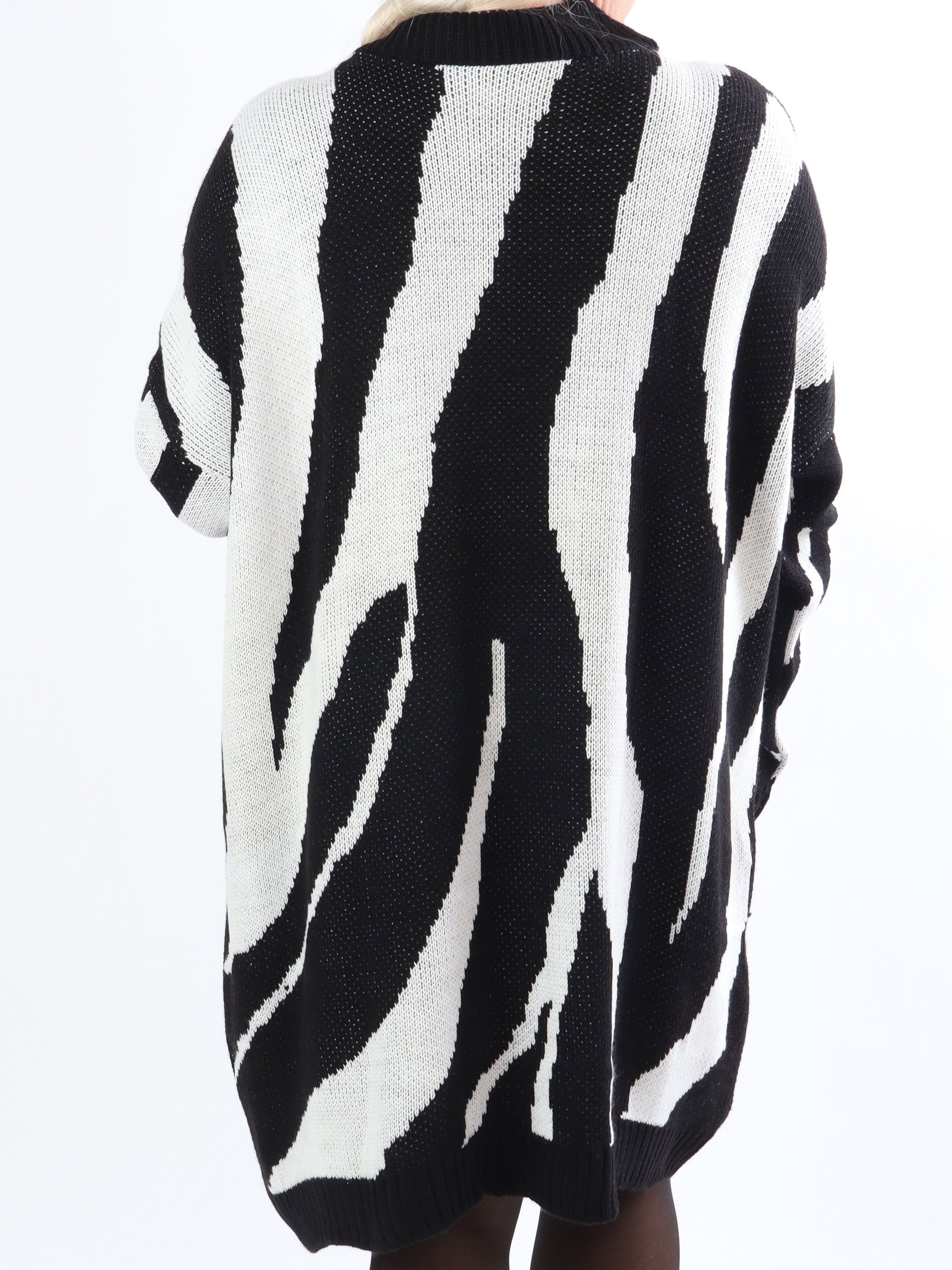 Katya - Mjuk stickad plus size klänning med stort zebratryck