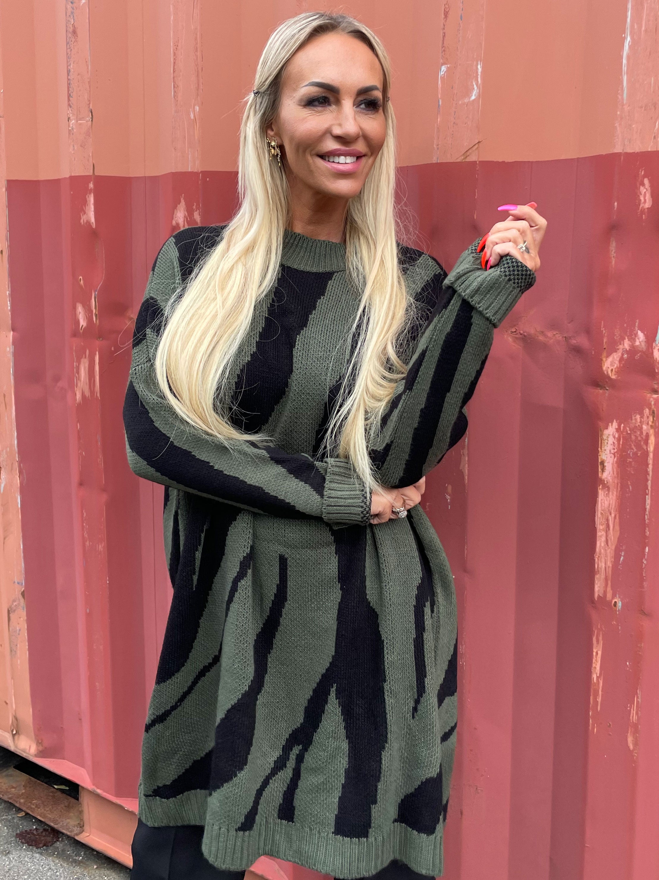 Katya - Mjuk stickad klänning med stort zebratryck