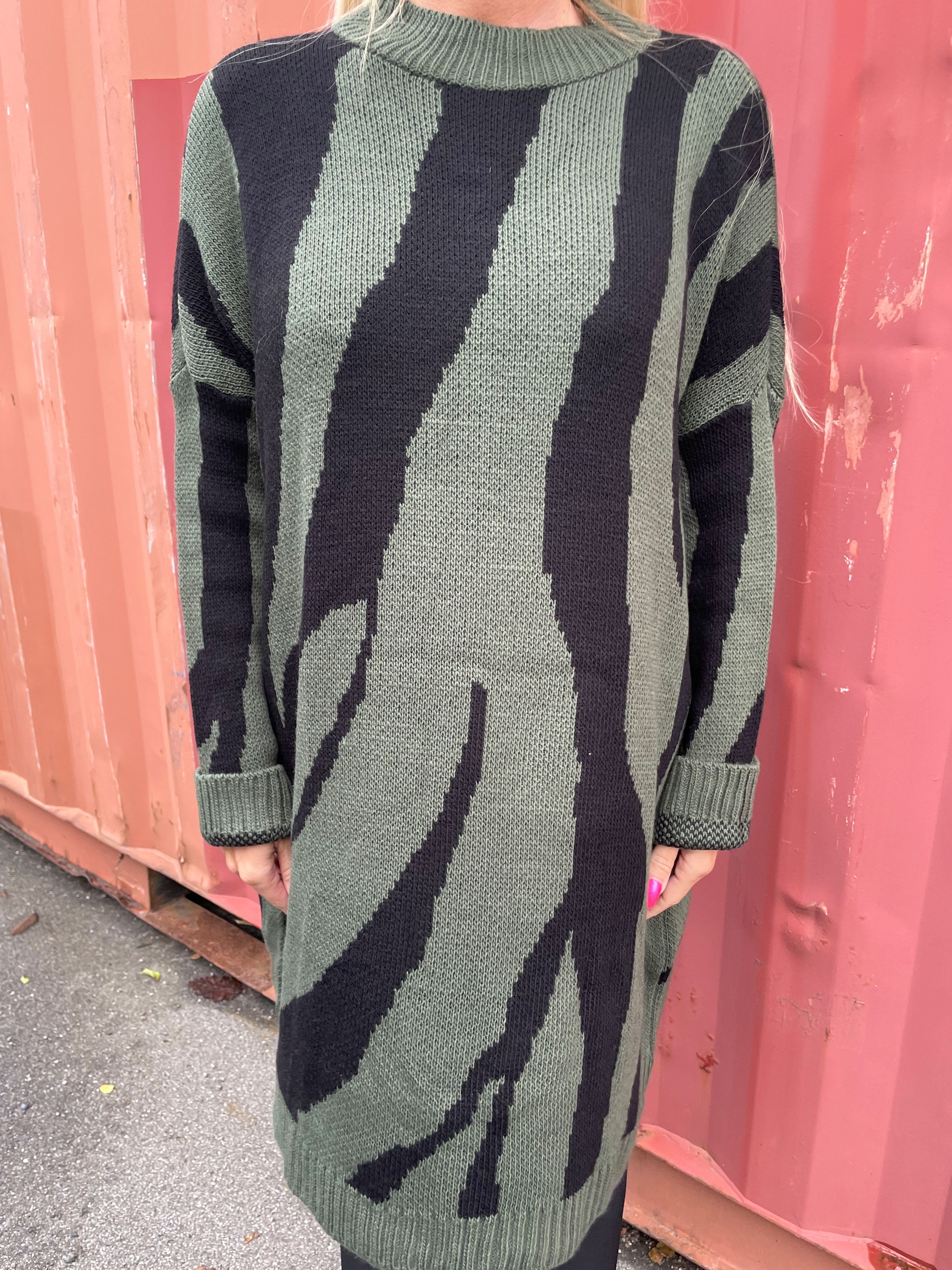 Katya - Mjuk stickad klänning med stort zebratryck