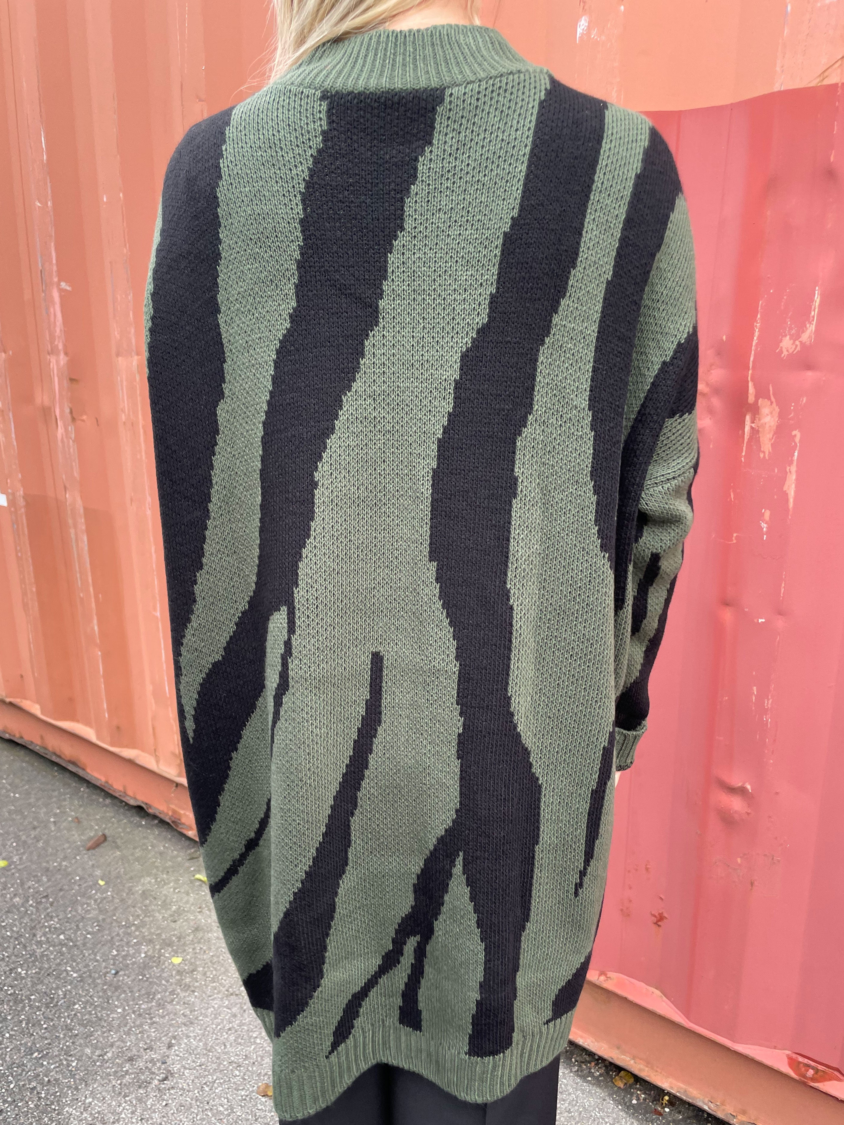 Katya - Mjuk stickad klänning med stort zebratryck