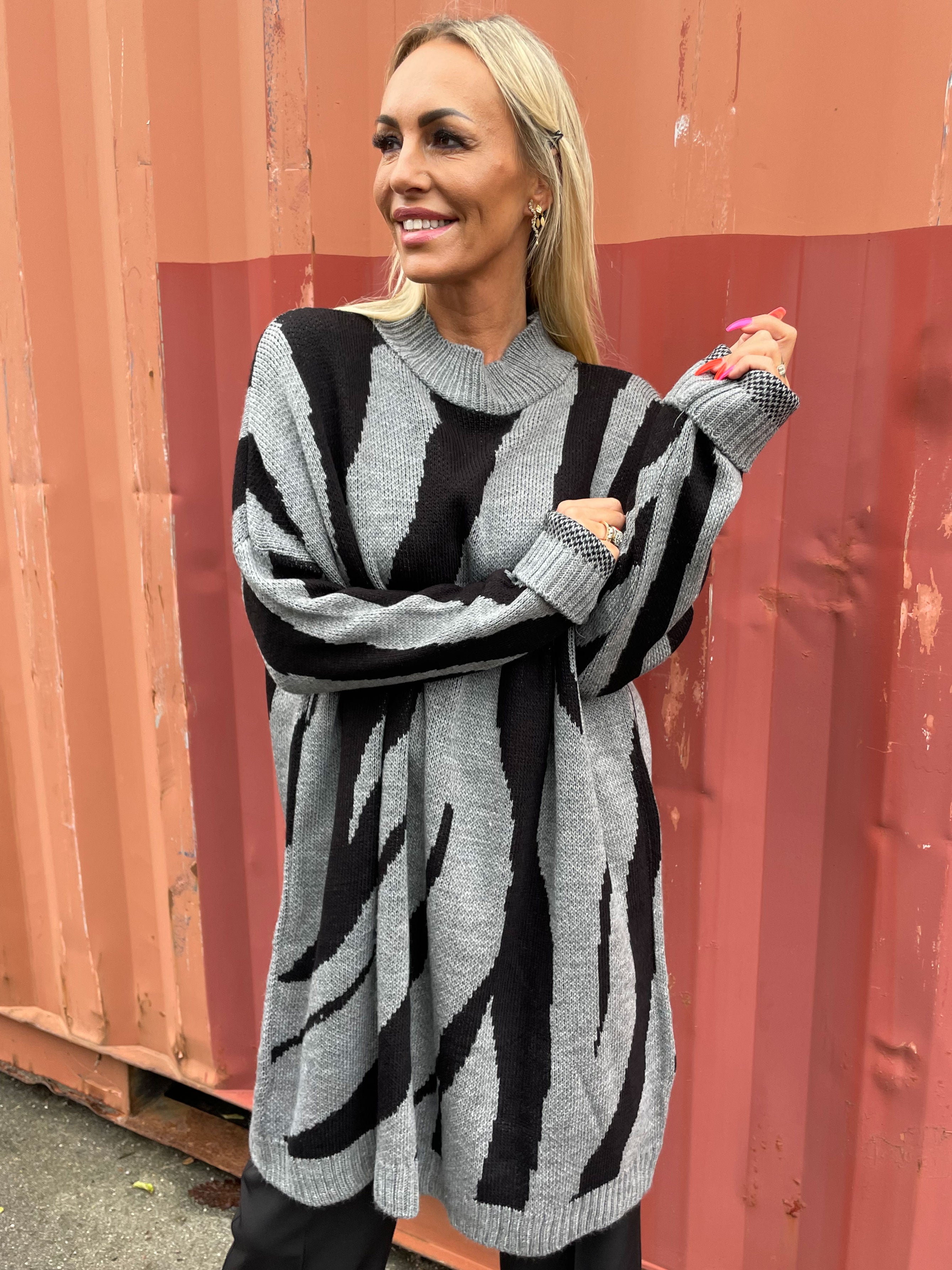 Katya - Mjuk stickad klänning med stort zebratryck