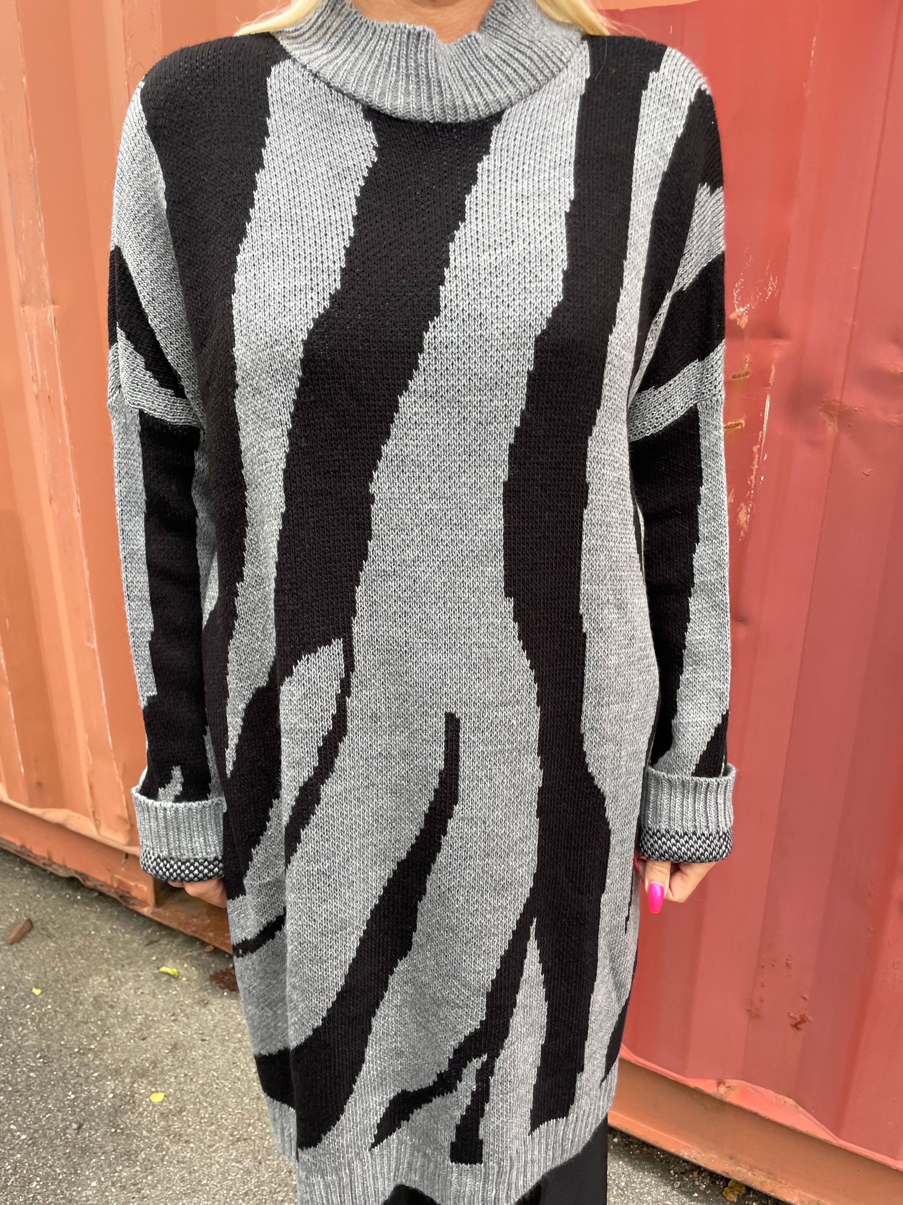 Katya - Mjuk stickad klänning med stort zebratryck