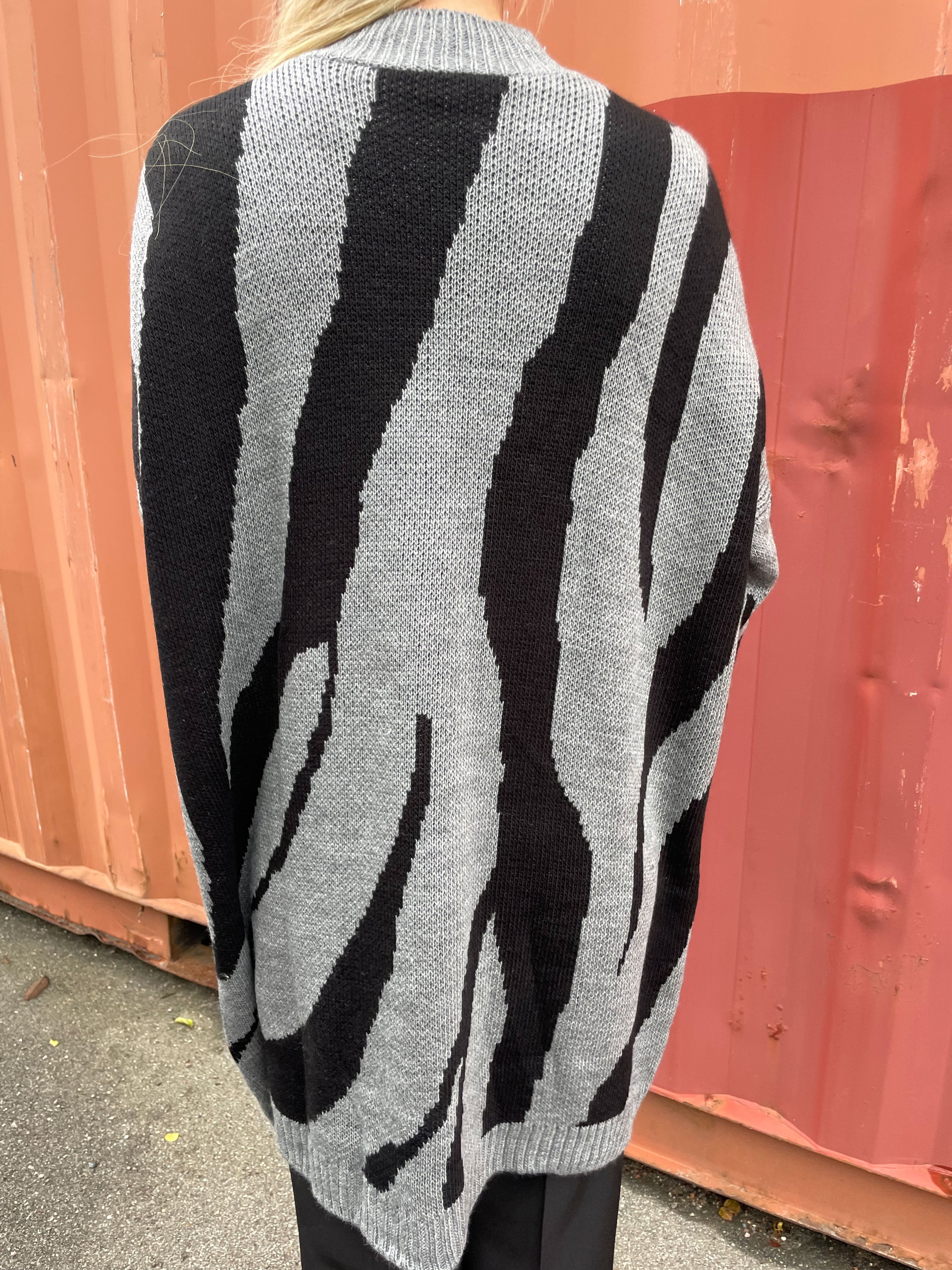 Katya - Mjuk stickad klänning med stort zebratryck