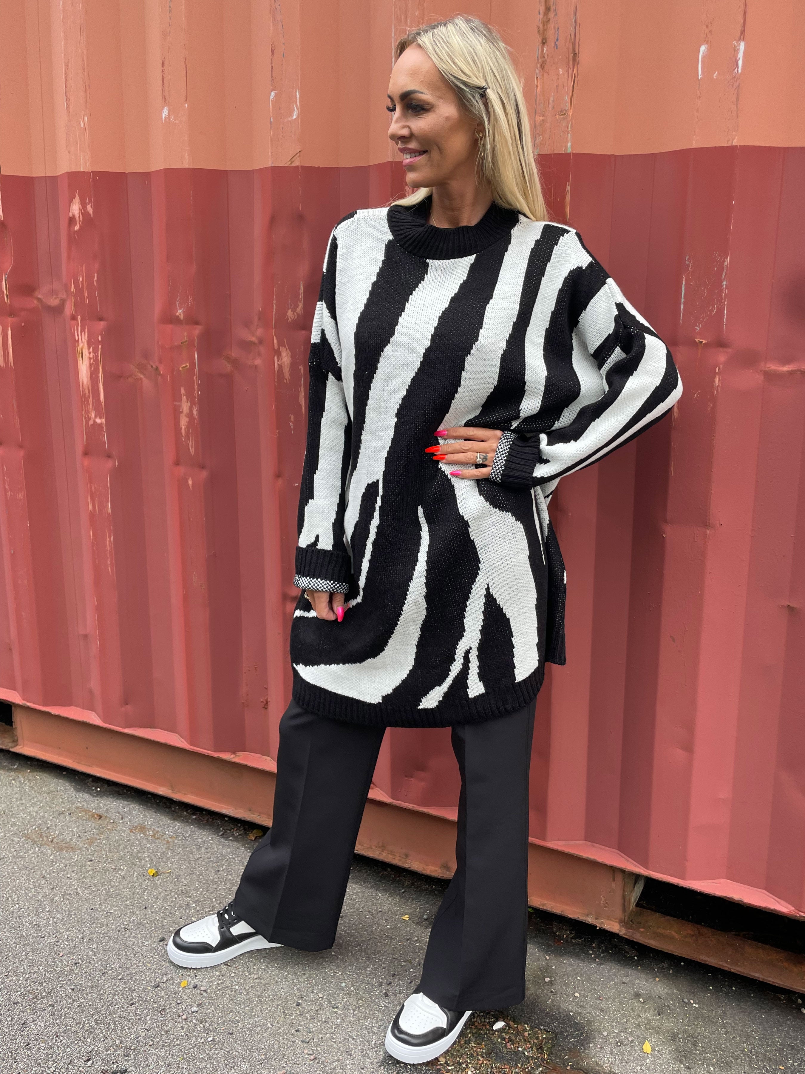 Katya - Mjuk stickad klänning med stort zebratryck