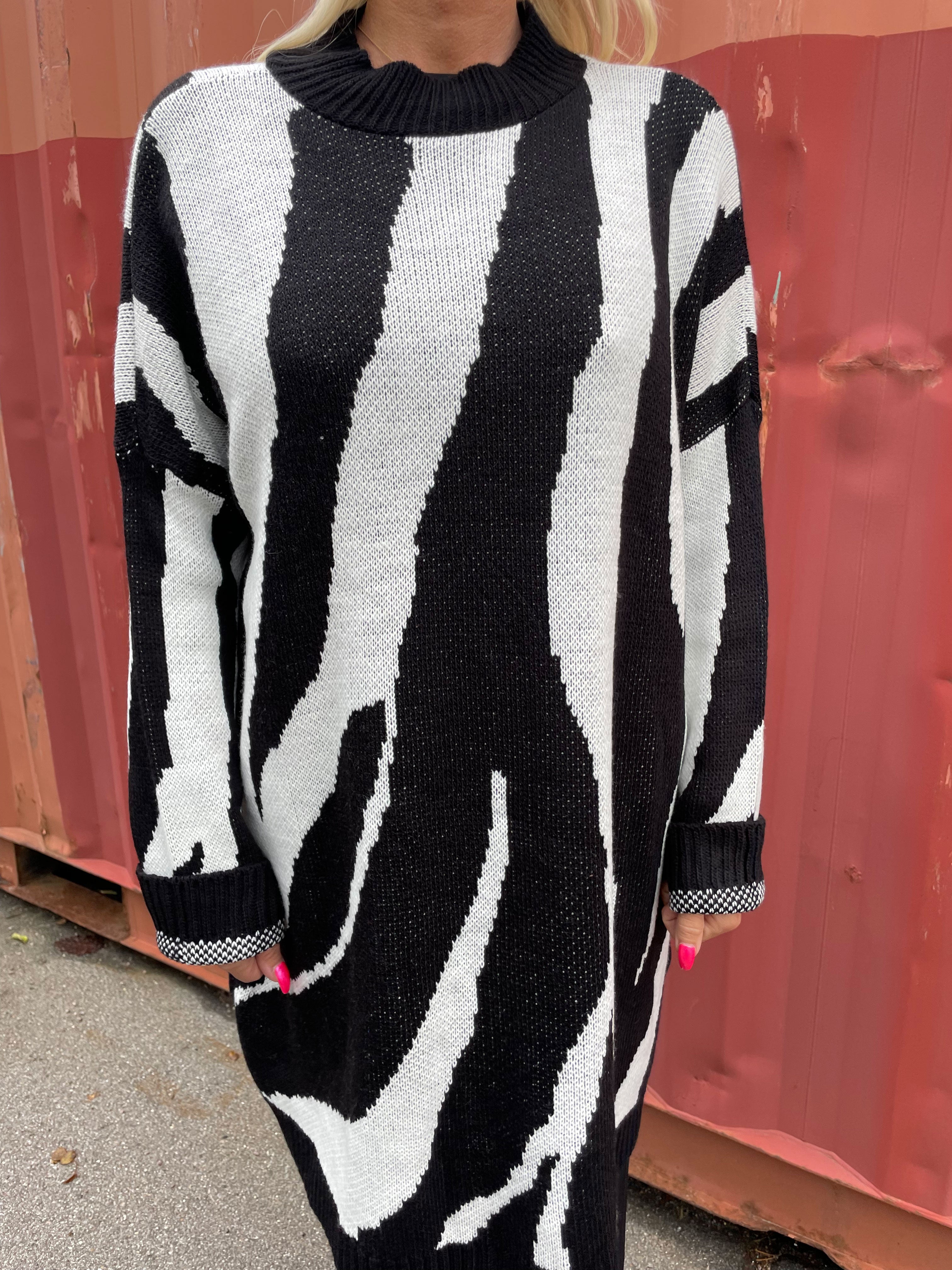 Katya - Mjuk stickad klänning med stort zebratryck