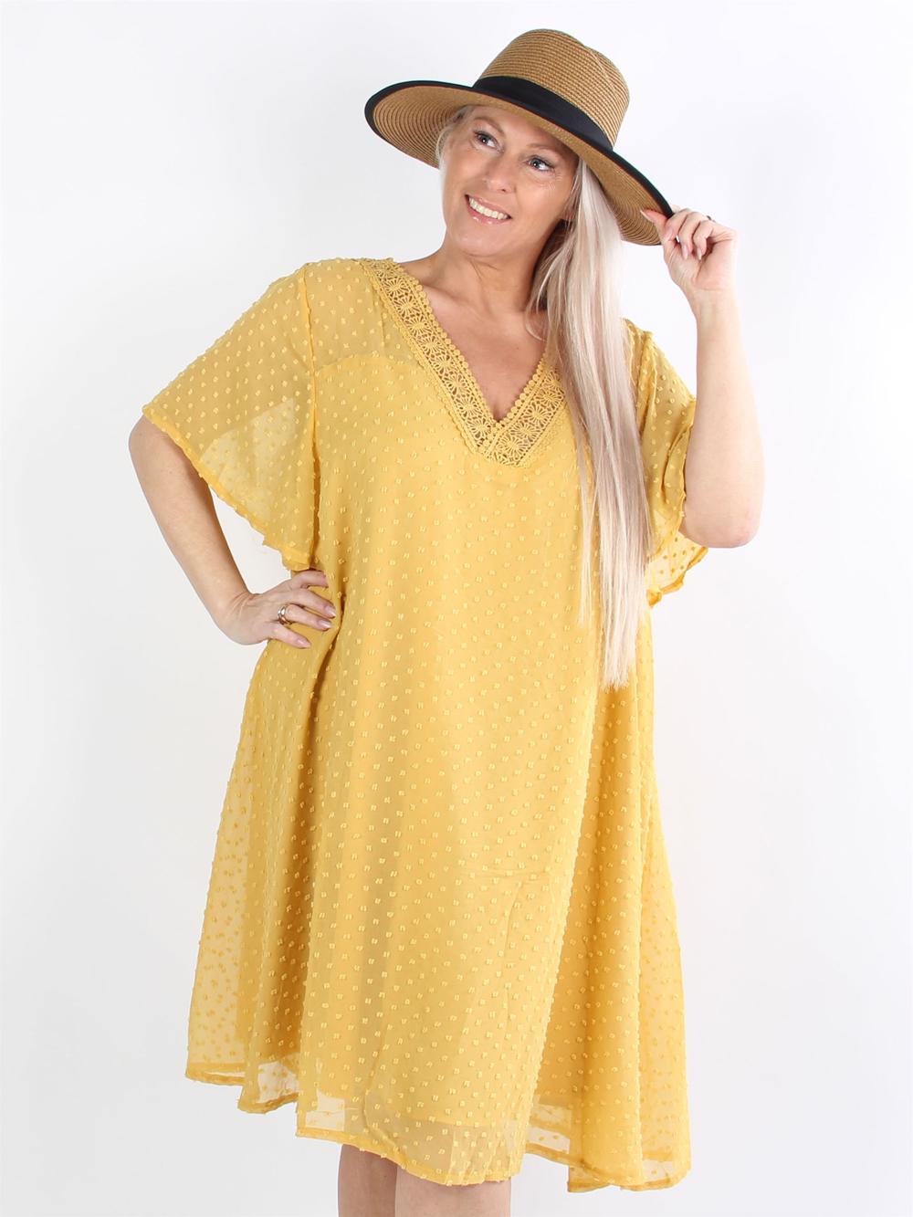 Kaylee - Svart klänning i chiffong med prickiga detaljer och broderi i nacken