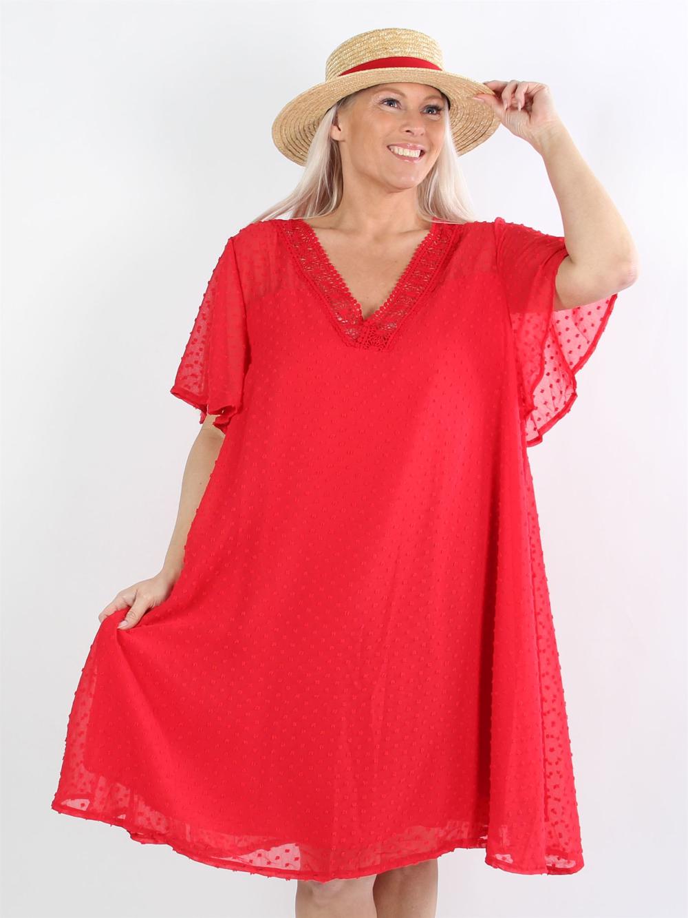 Kaylee - Svart klänning i chiffong med prickiga detaljer och broderi i nacken