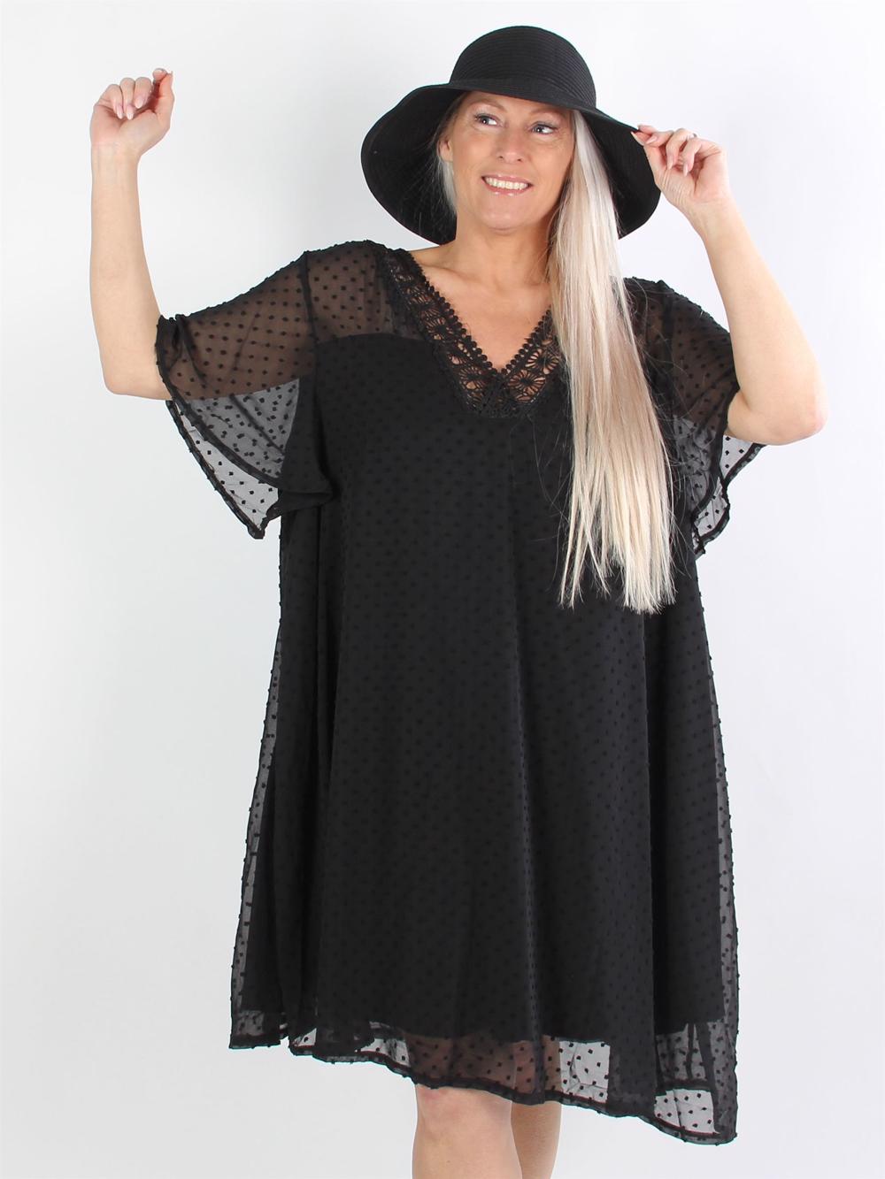 Kaylee - Svart klänning i chiffong med prickiga detaljer och broderi i nacken