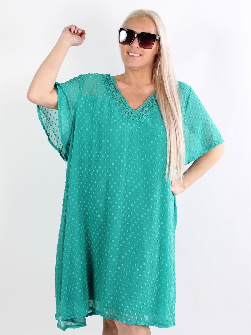 Kaylee - Svart klänning i chiffong med prickiga detaljer och broderi i nacken