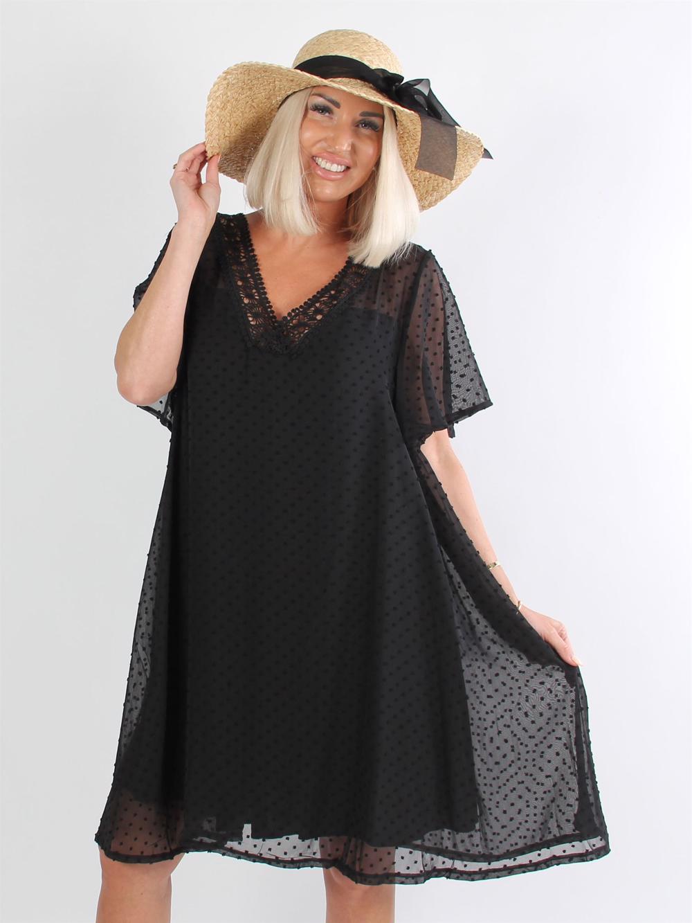 Kaylee - Svart klänning i chiffong med prickiga detaljer och broderi i nacken