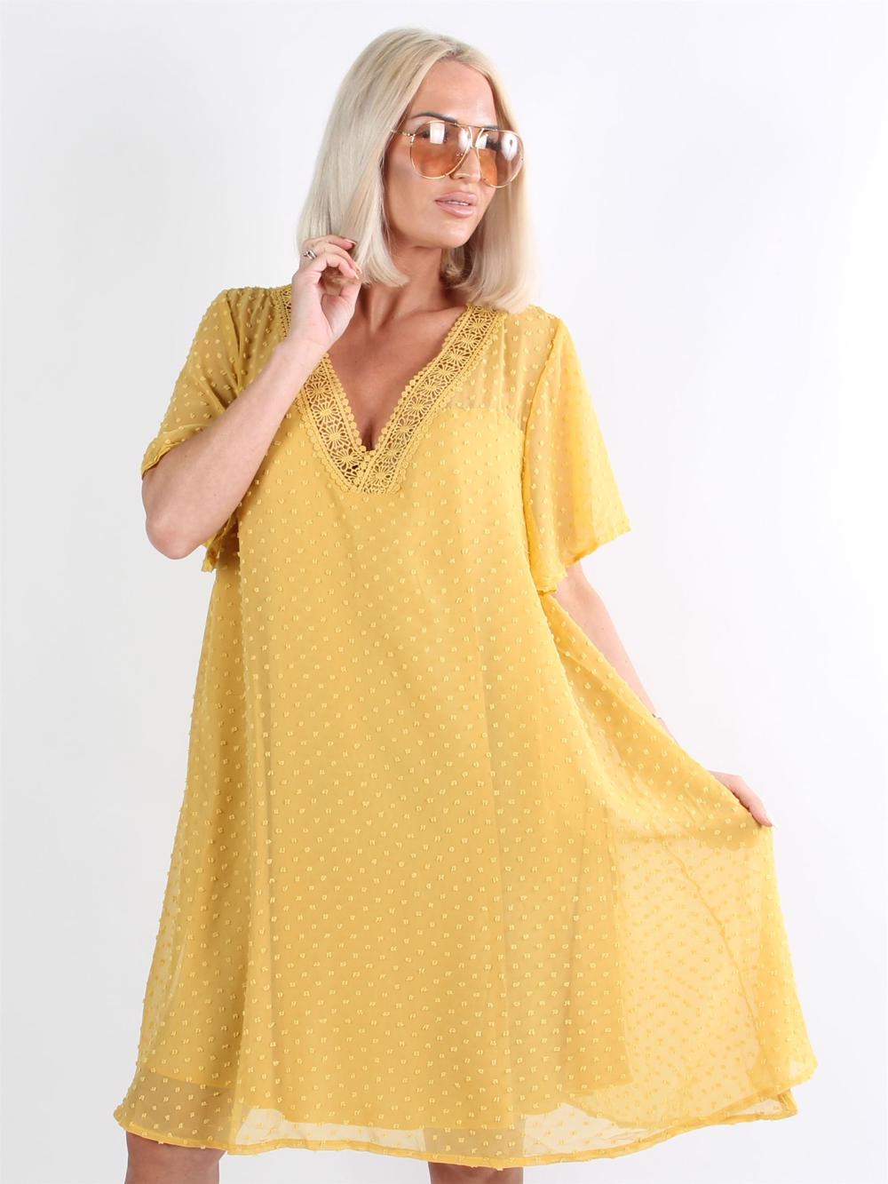 Kaylee - Svart klänning i chiffong med prickiga detaljer och broderi i nacken