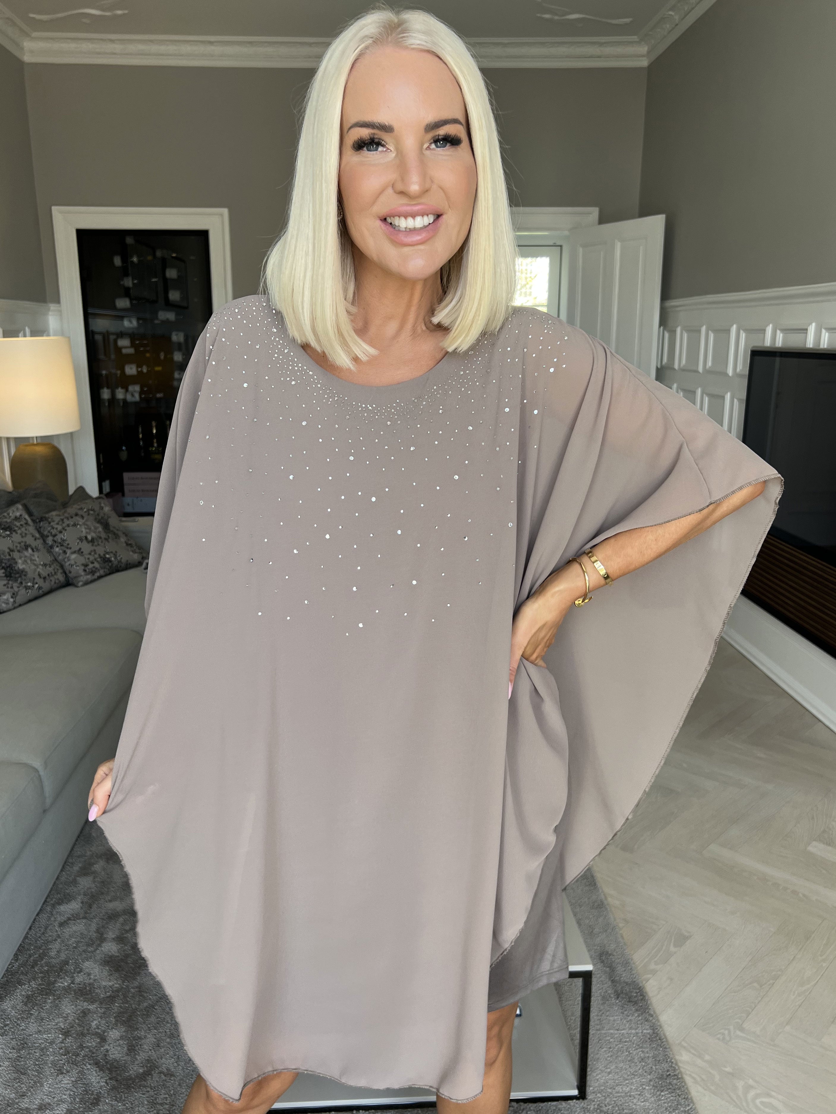 Kenya Crystal - Tunikaklänning med chiffonglager och mockborttagning