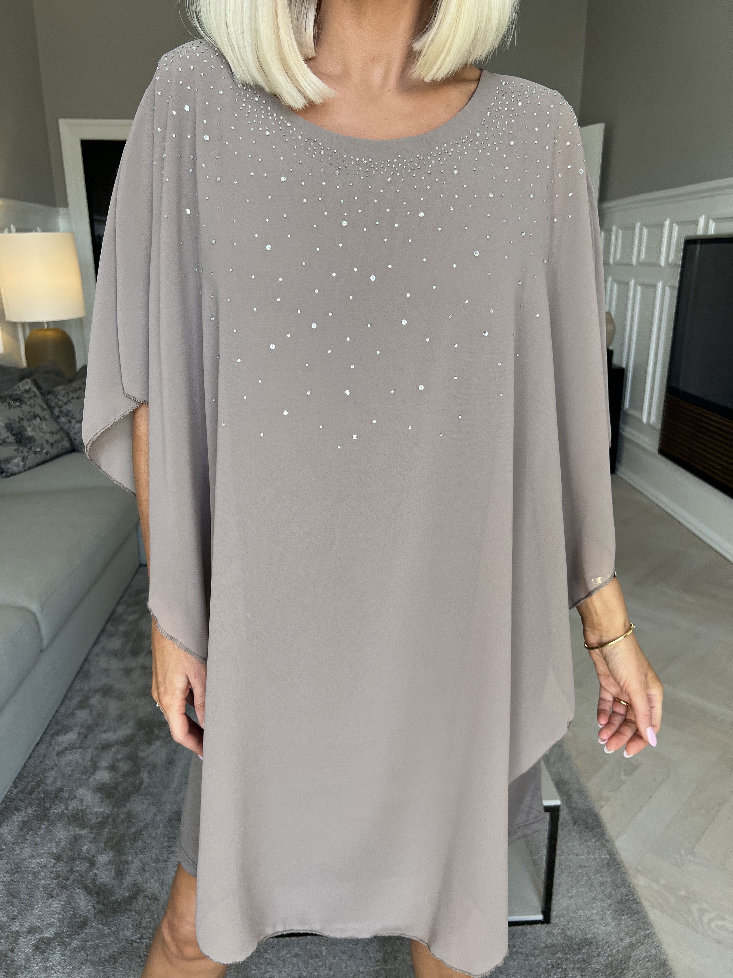 Kenya Crystal - Tunikaklänning med chiffonglager och mockborttagning