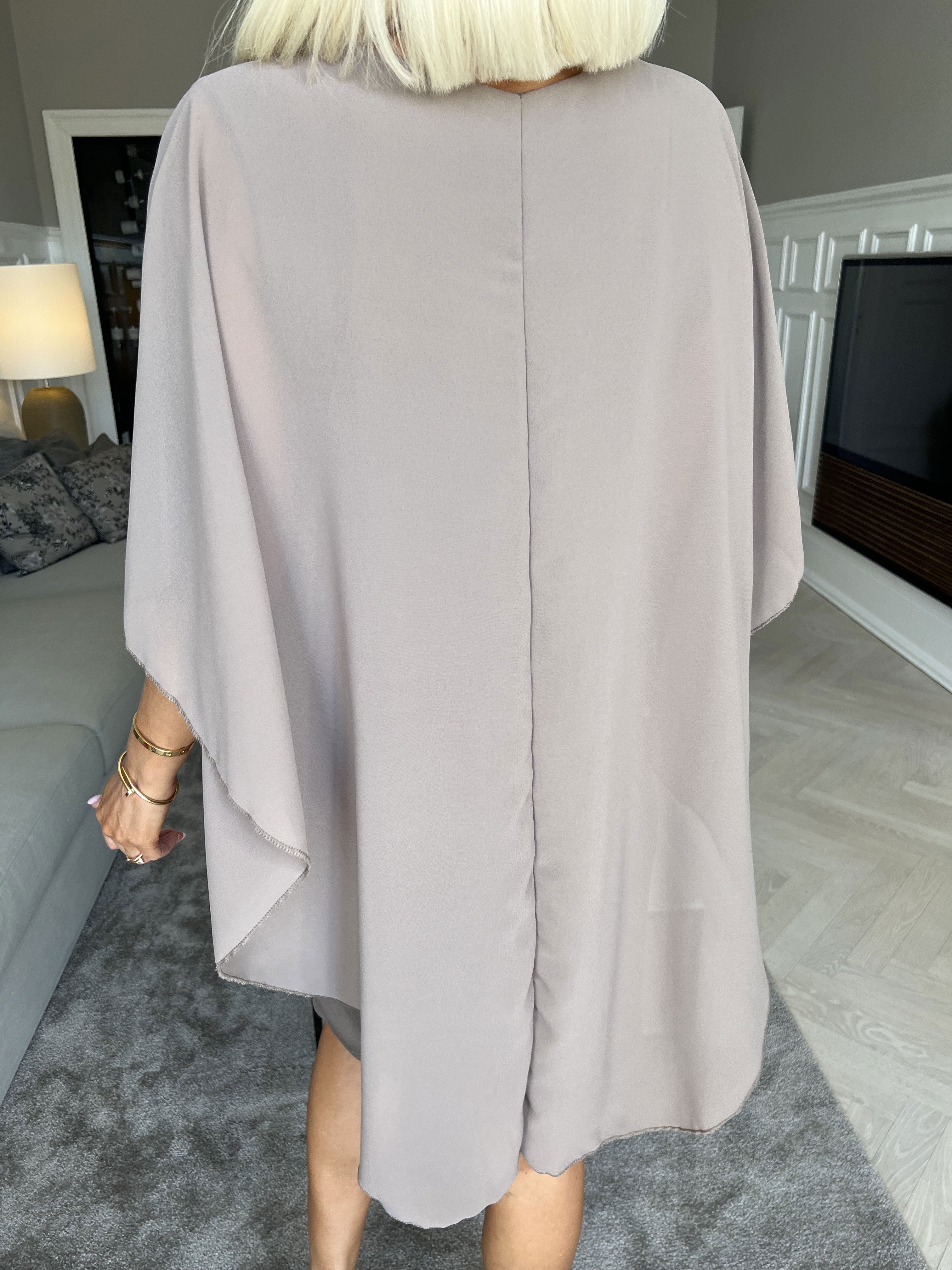 Kenya Crystal - Tunikaklänning med chiffonglager och mockborttagning