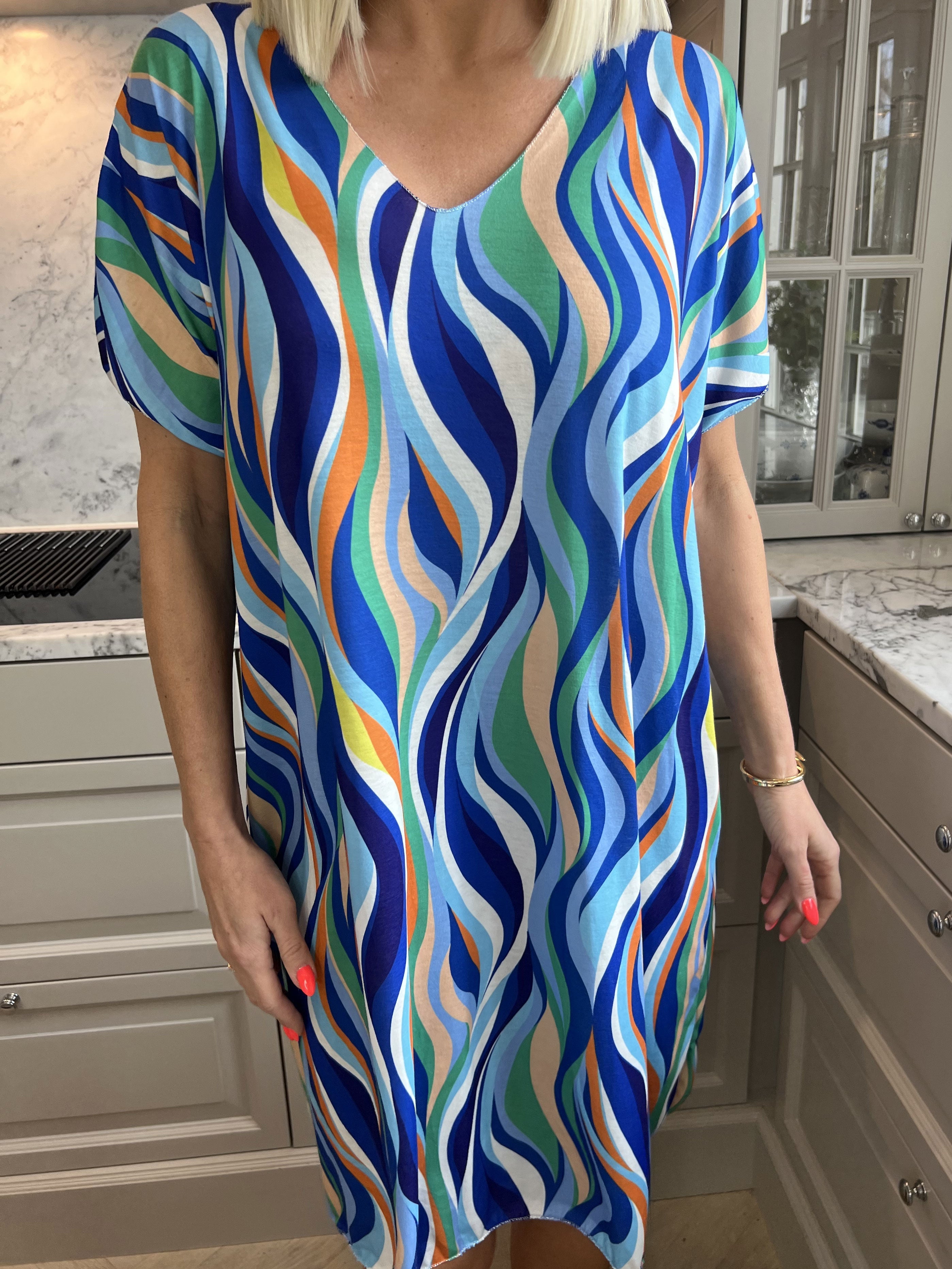 Kirsa Dress - Mjuk flerfärgad klänning med v-ringning