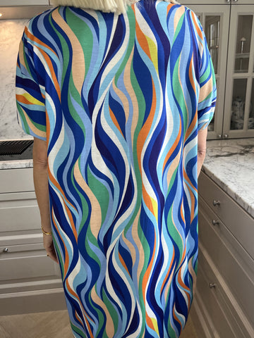 Kirsa Dress - Mjuk flerfärgad klänning med v-ringning