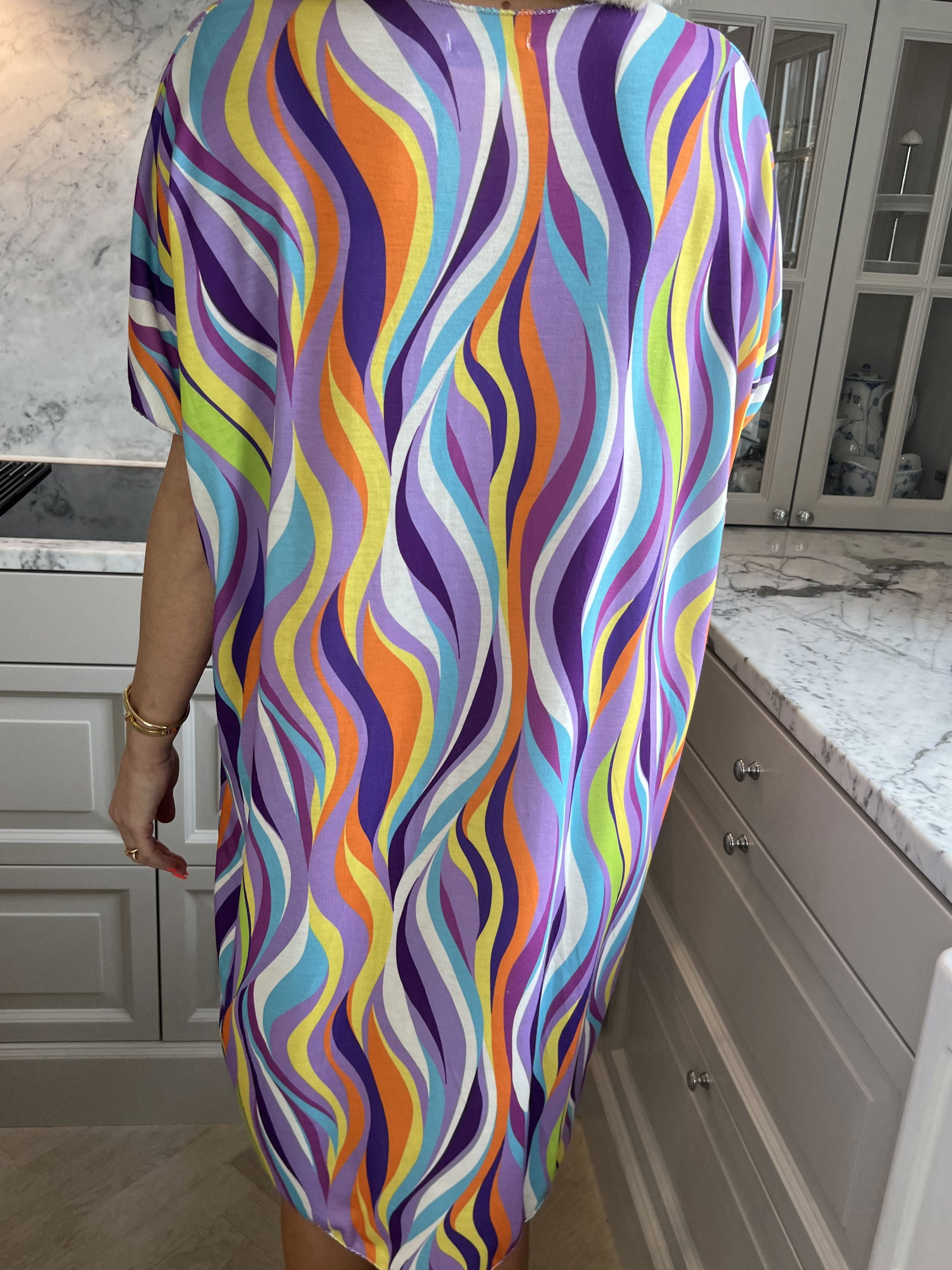 Kirsa Dress - Mjuk flerfärgad klänning med v-ringning