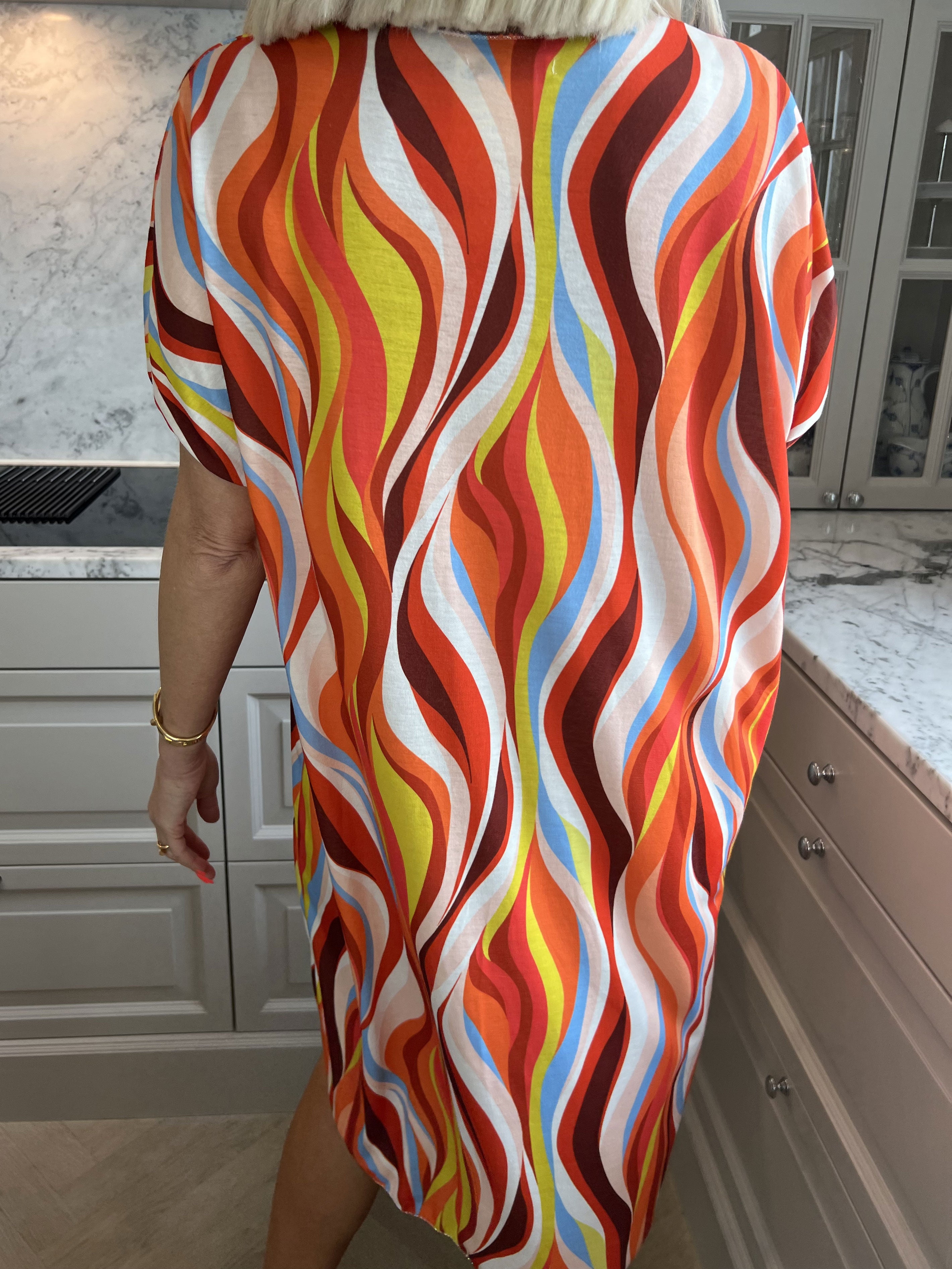 Kirsa Dress - Mjuk flerfärgad klänning med v-ringning