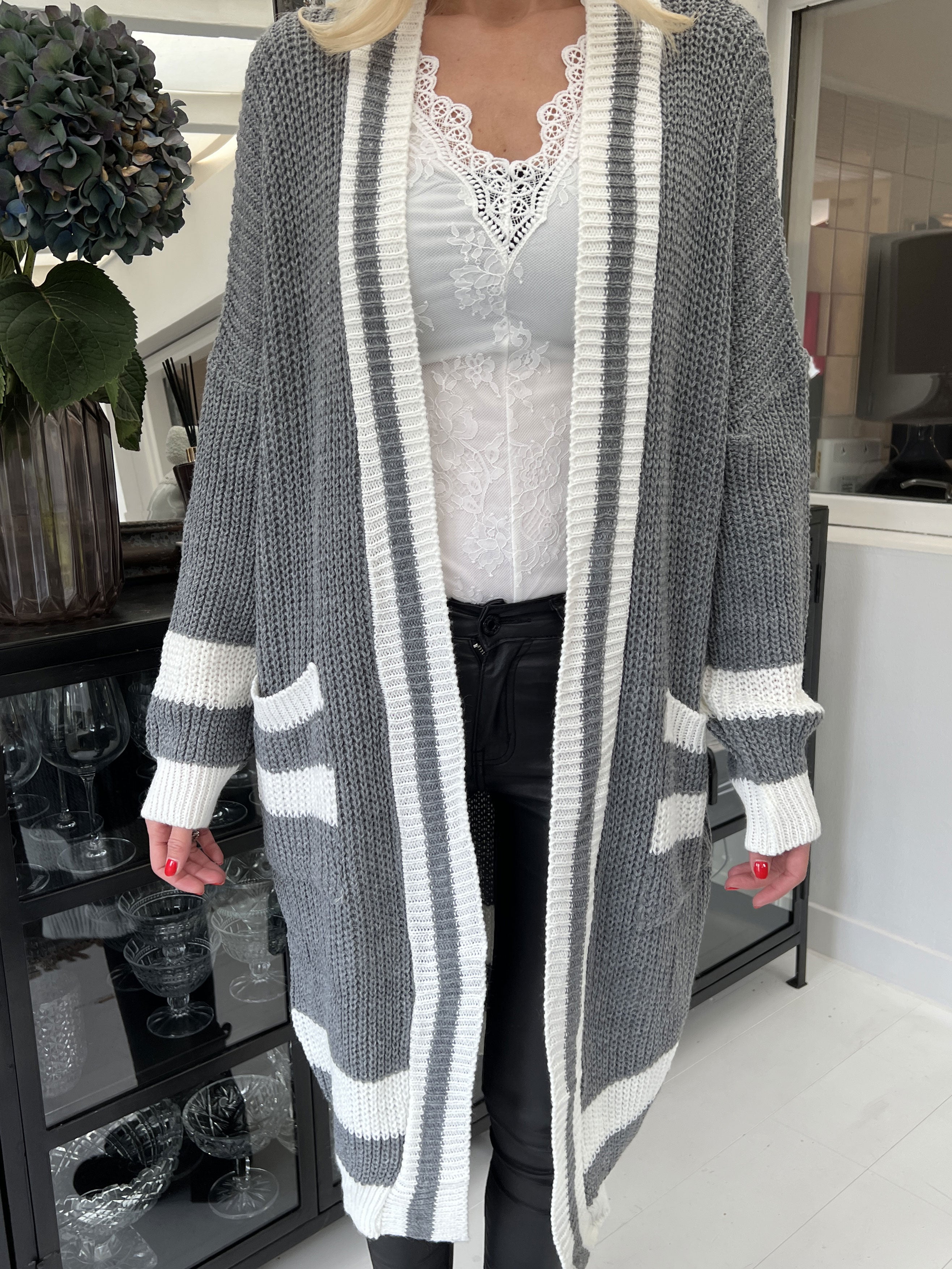 Kit - Lång stickad kofta med vita ränder - Grey