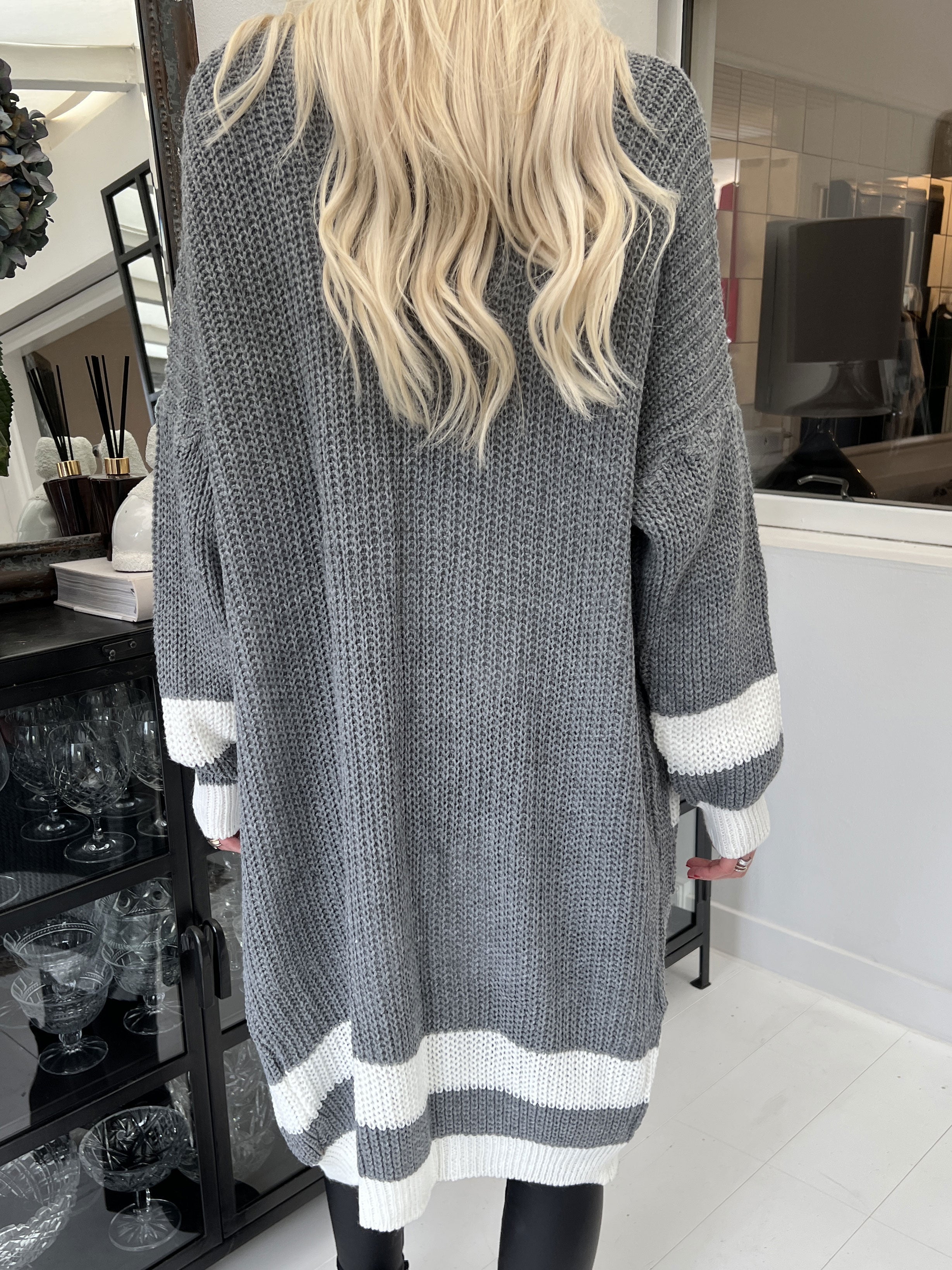 Kit - Lång stickad kofta med vita ränder