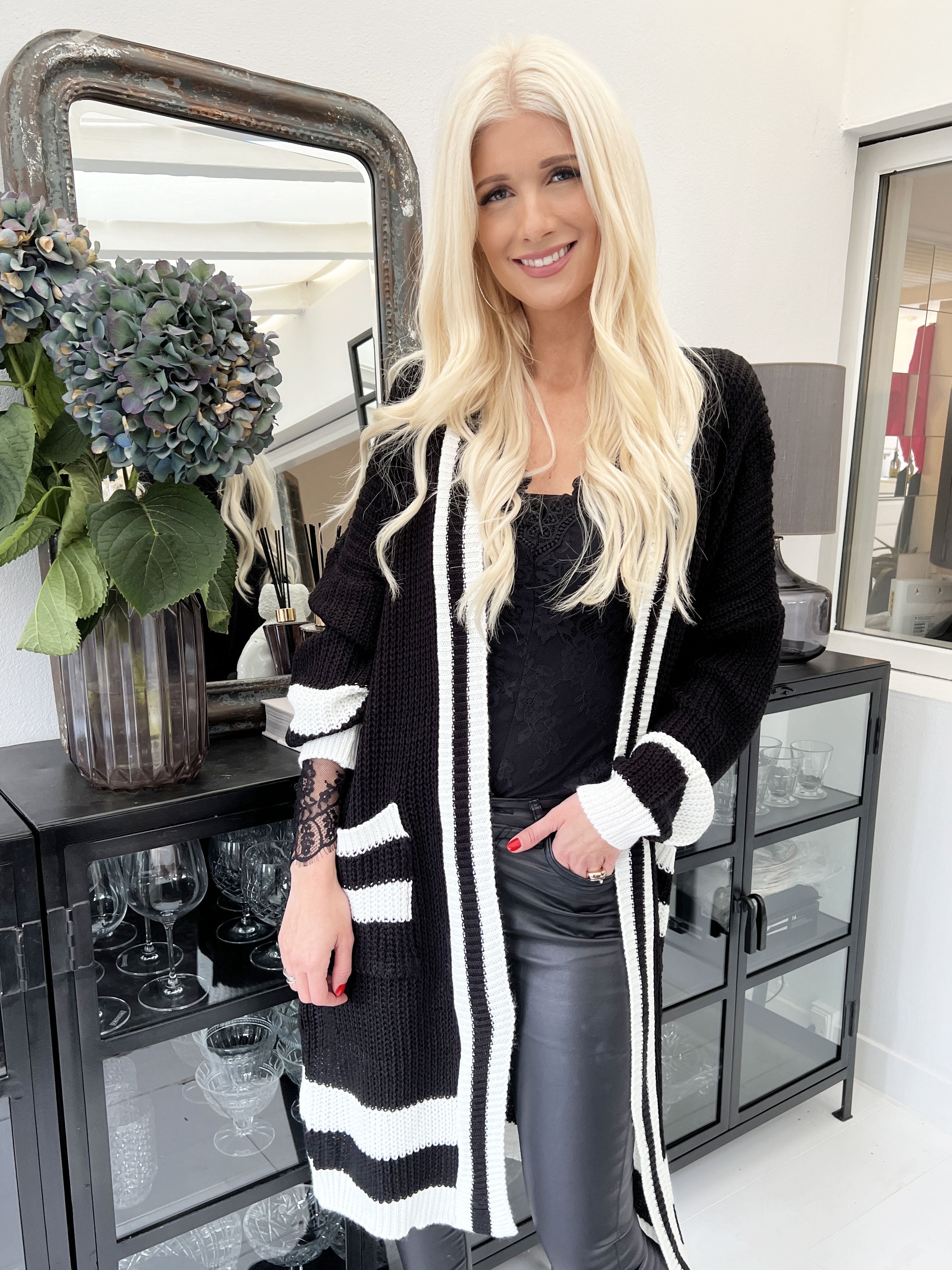 Kit - Lång stickad kofta med vita ränder