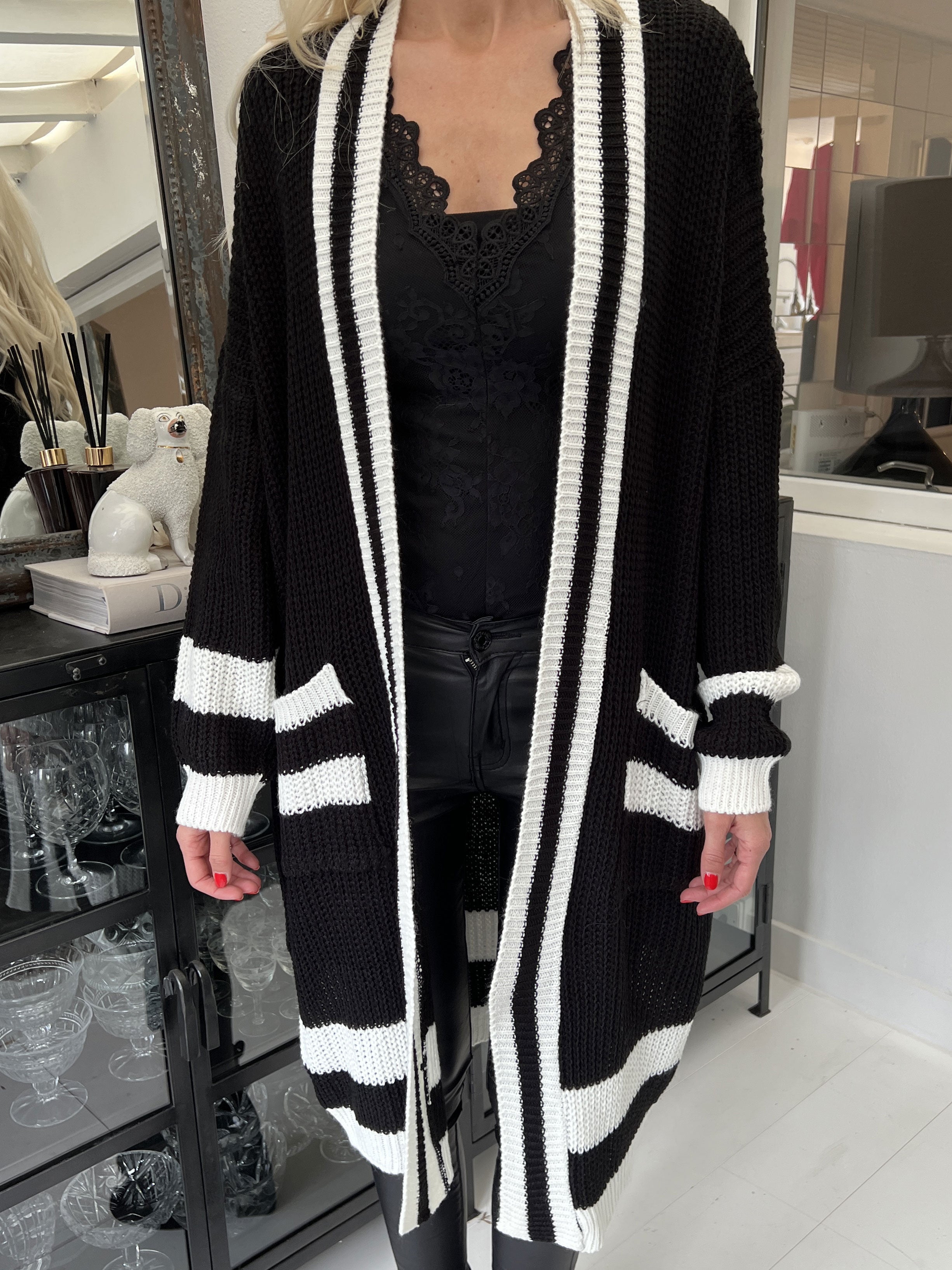 Kit - Lång stickad kofta med vita ränder