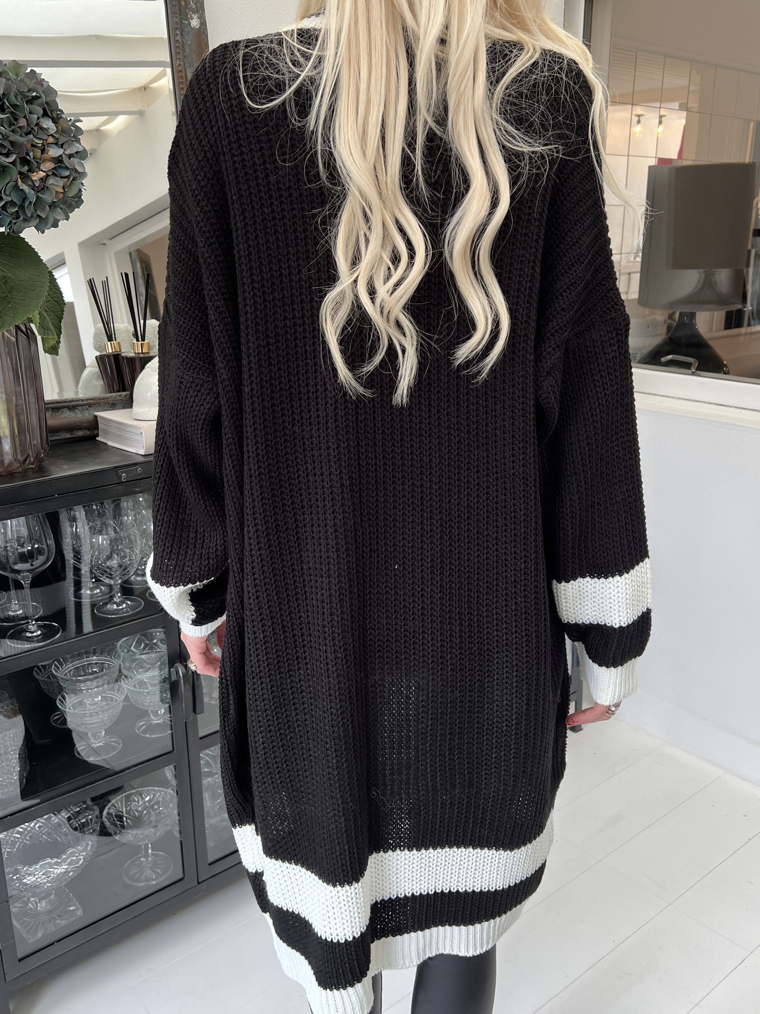 Kit - Lång stickad kofta med vita ränder