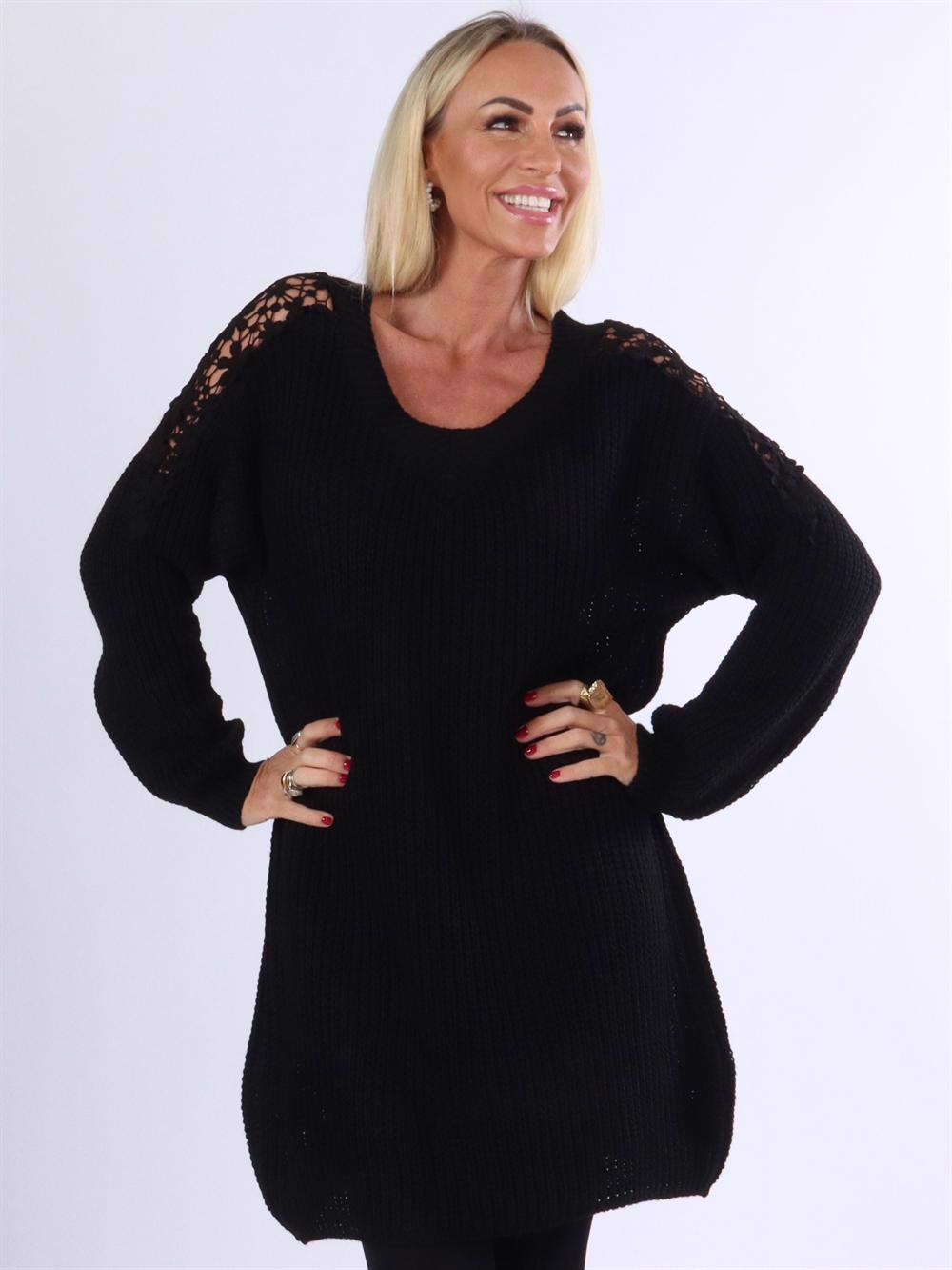 Kit - Stickad klänning med broderi på axlarna