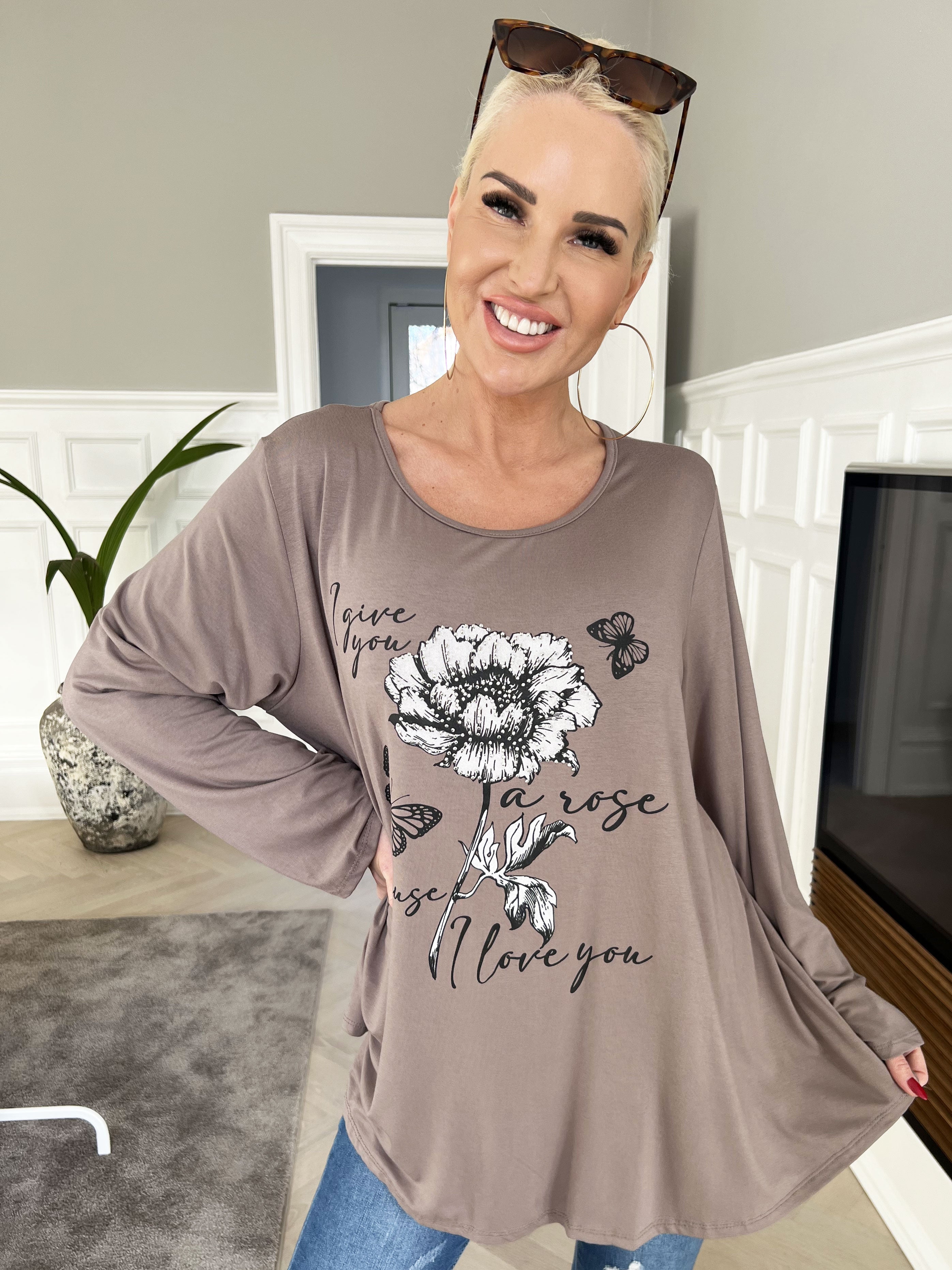 Klara - Jerseyblus i viskos med imiterad kant och tryck