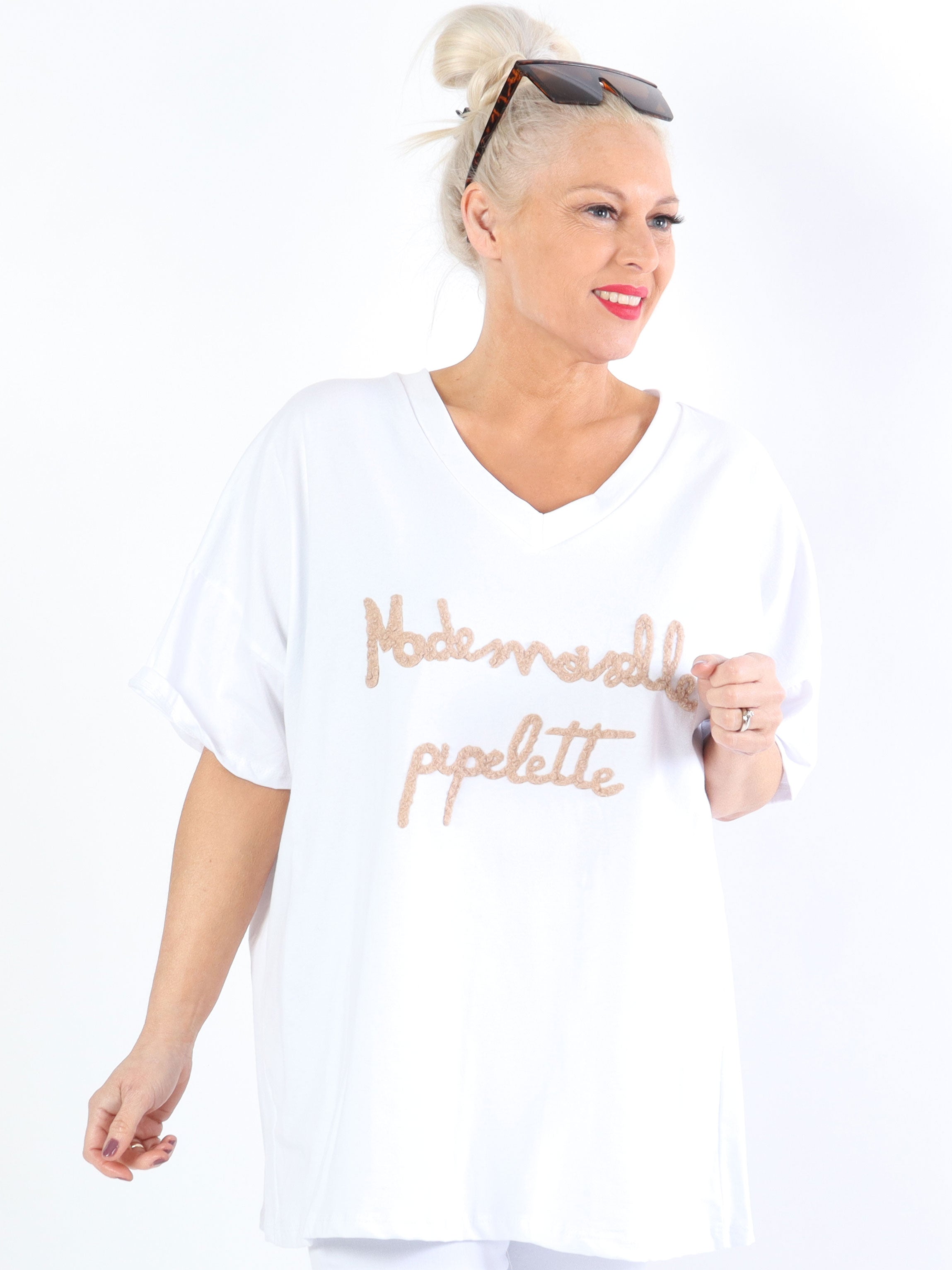 Lady - Vit plus size t-shirt med v-ringning och text på bröstet