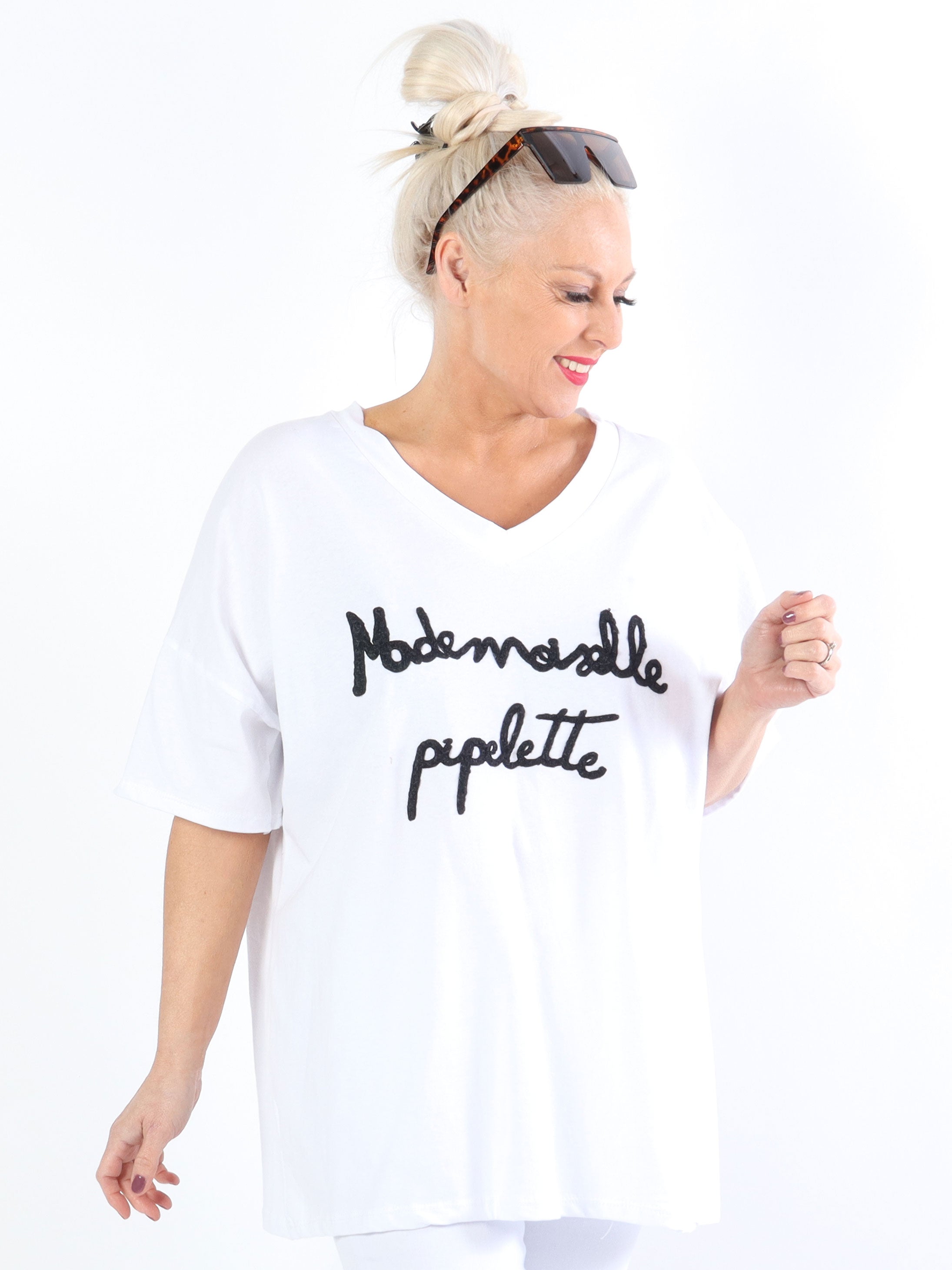 Lady - Vit plus size t-shirt med v-ringning och text på bröstet