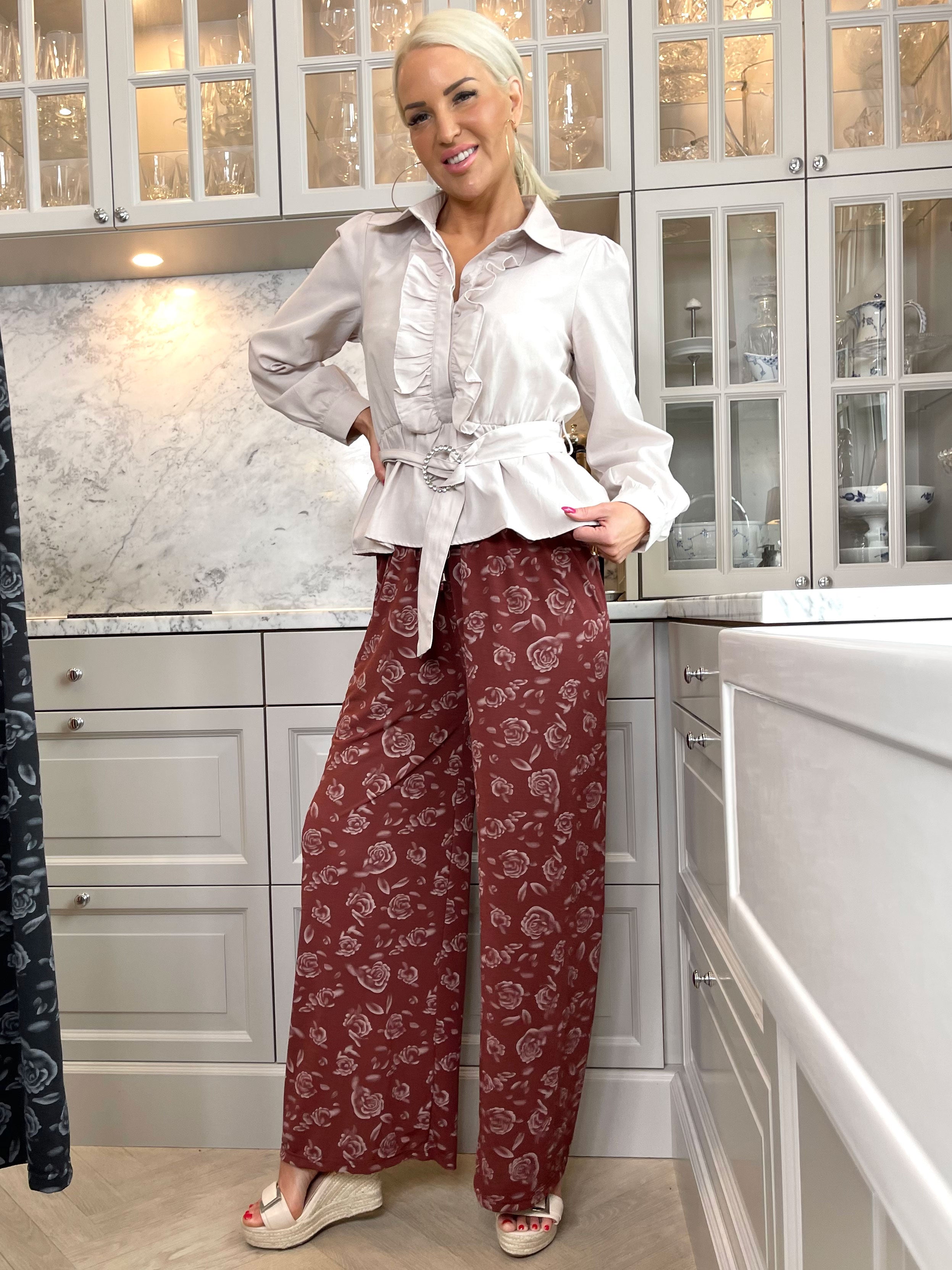 Laiba - Beigefarvet løse bukser med rosemotiver