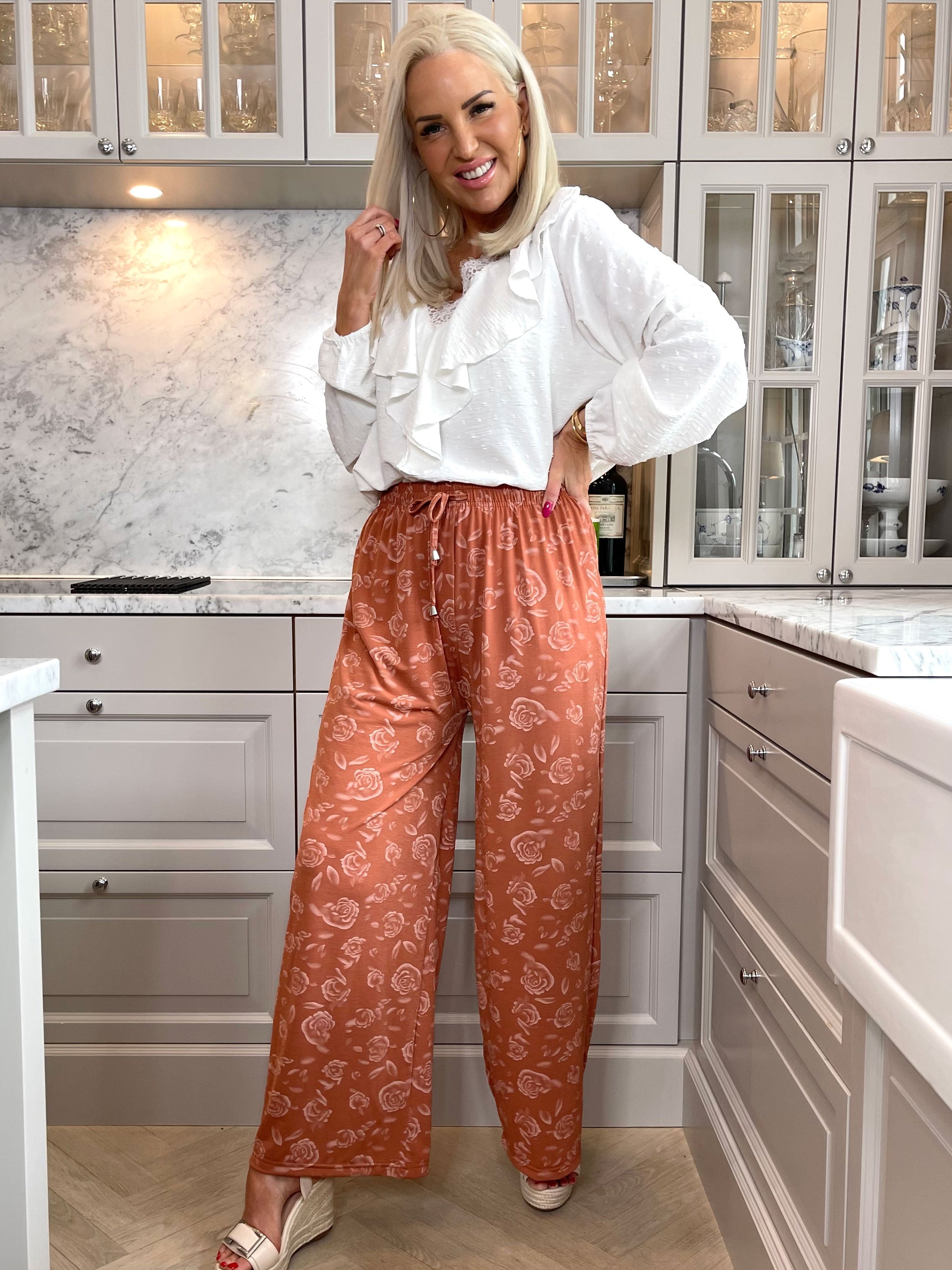 Laiba - Beigefarvet løse bukser med rosemotiver