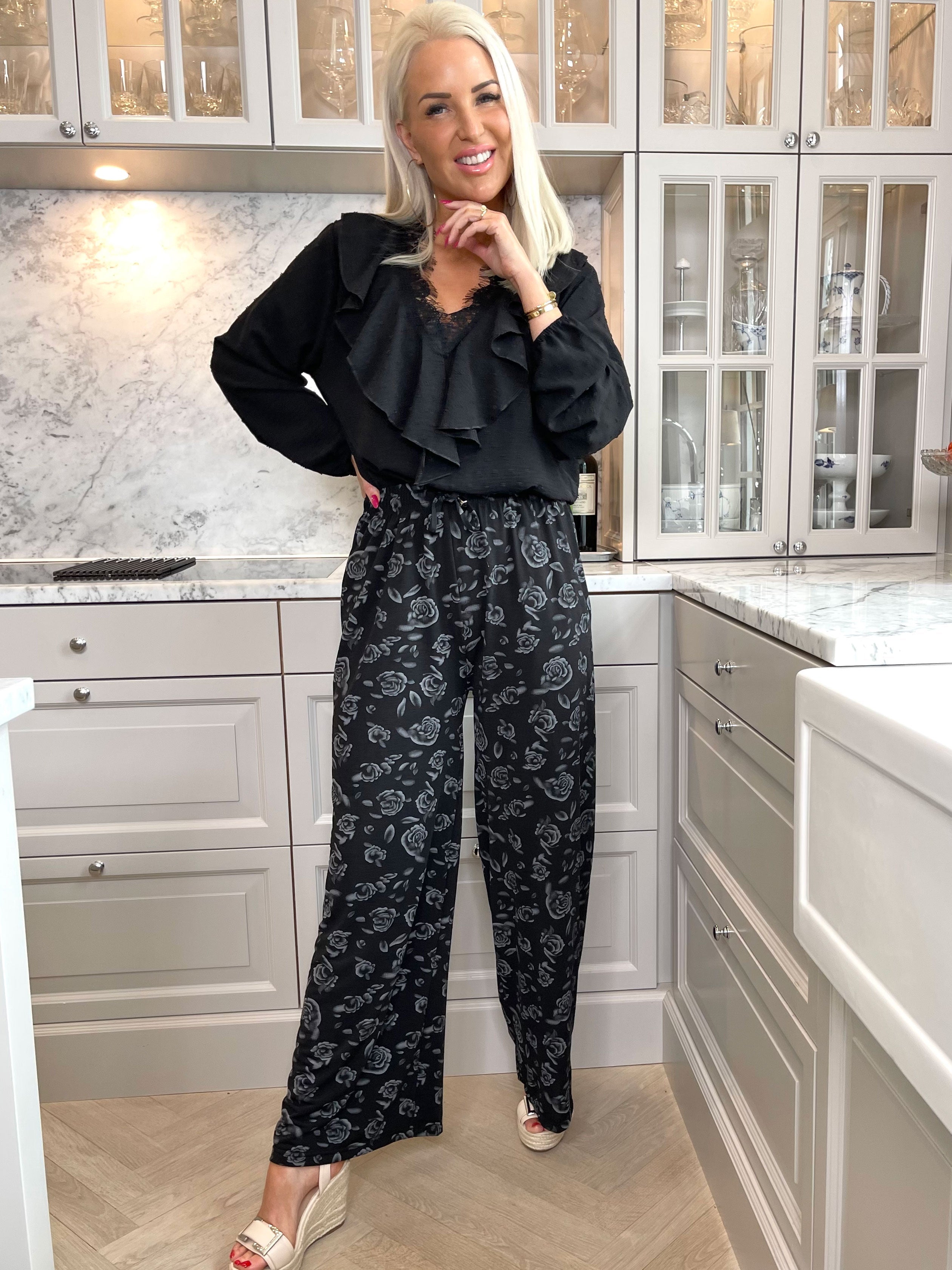 Laiba - Beigefarvet løse bukser med rosemotiver