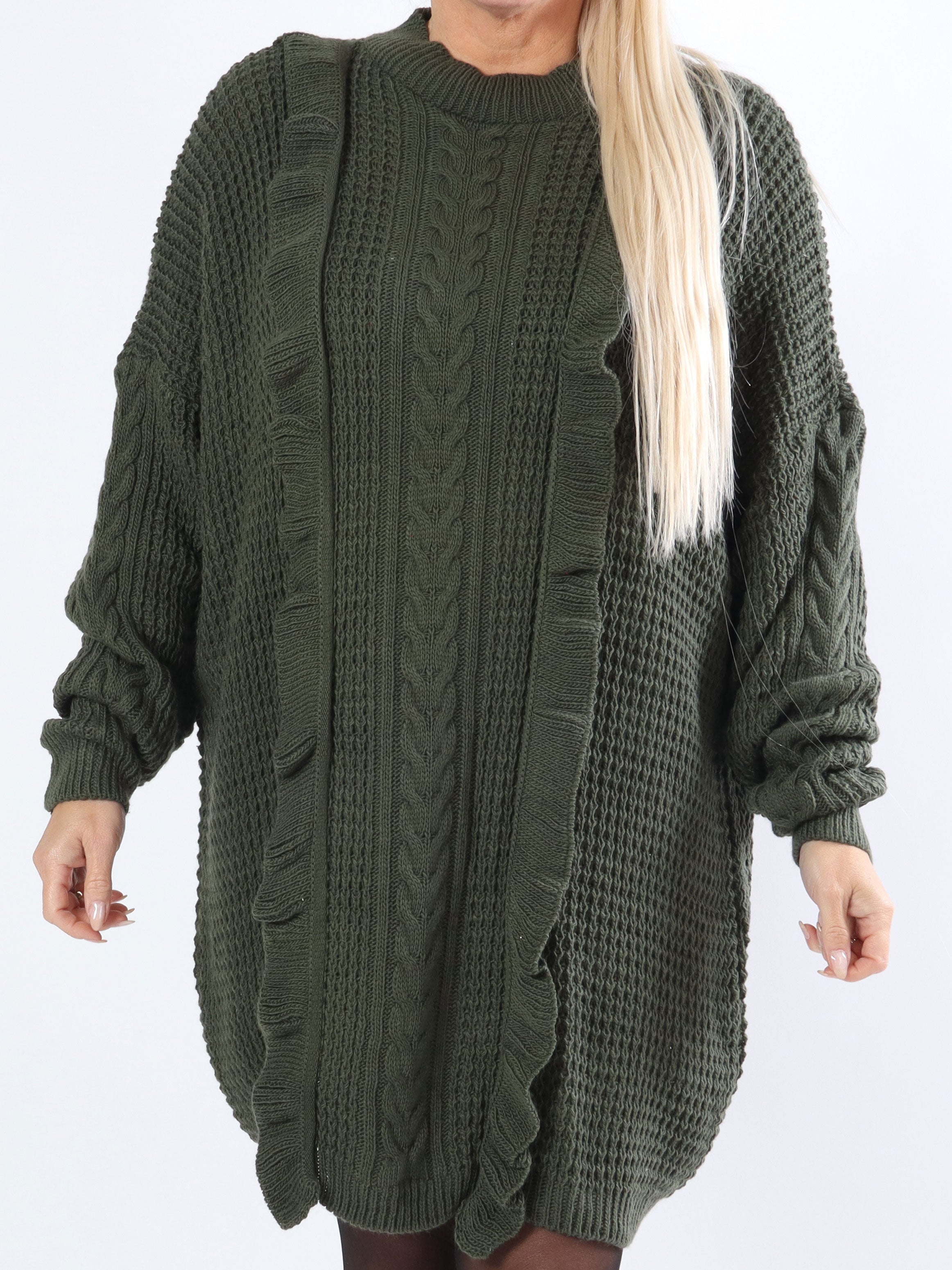 Lalisa - Plus size stickad klänning med kabelstickning och volanger - Grey