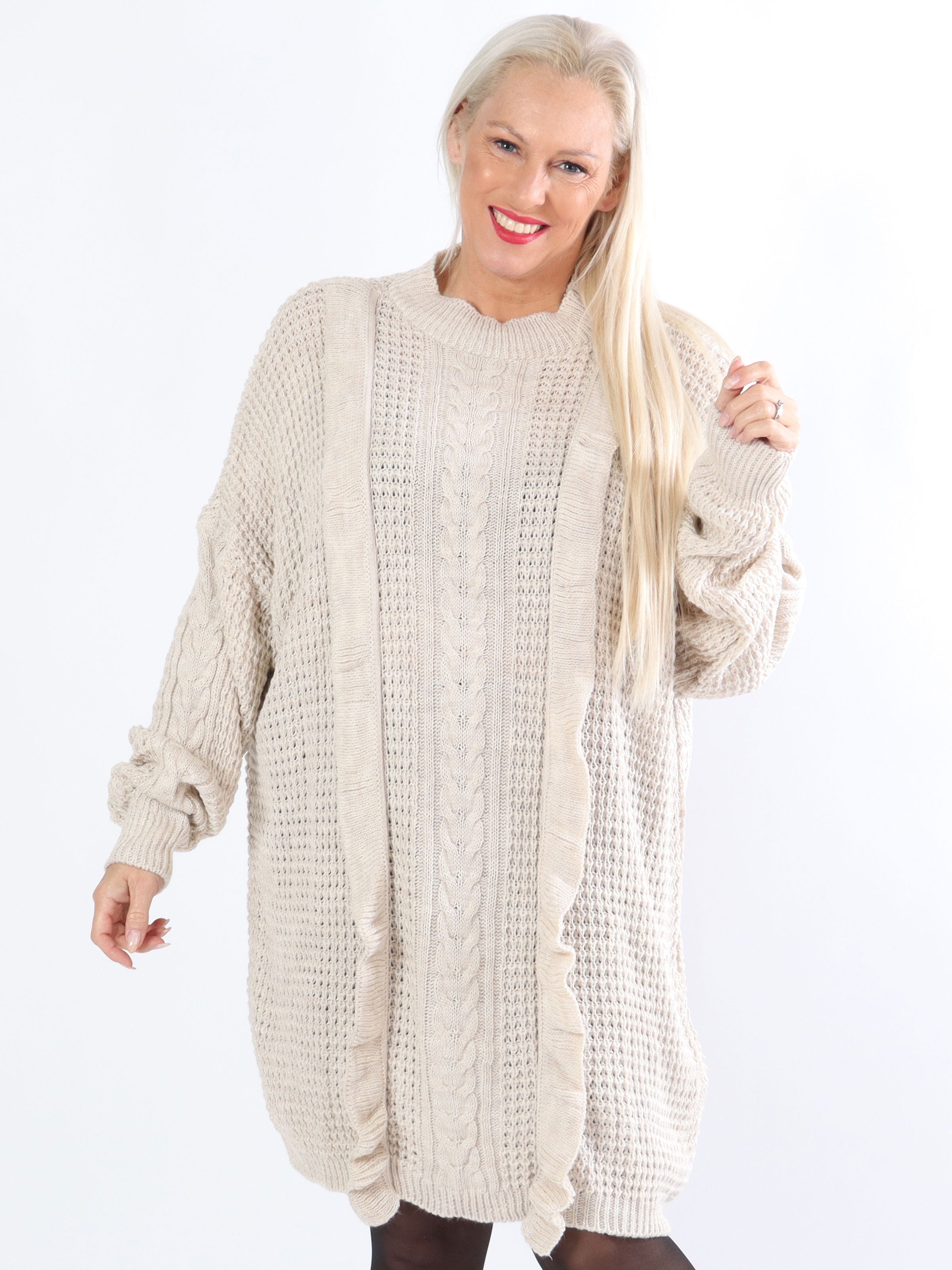 Lalisa - Plus size stickad klänning med kabelstickning och volanger - Beige