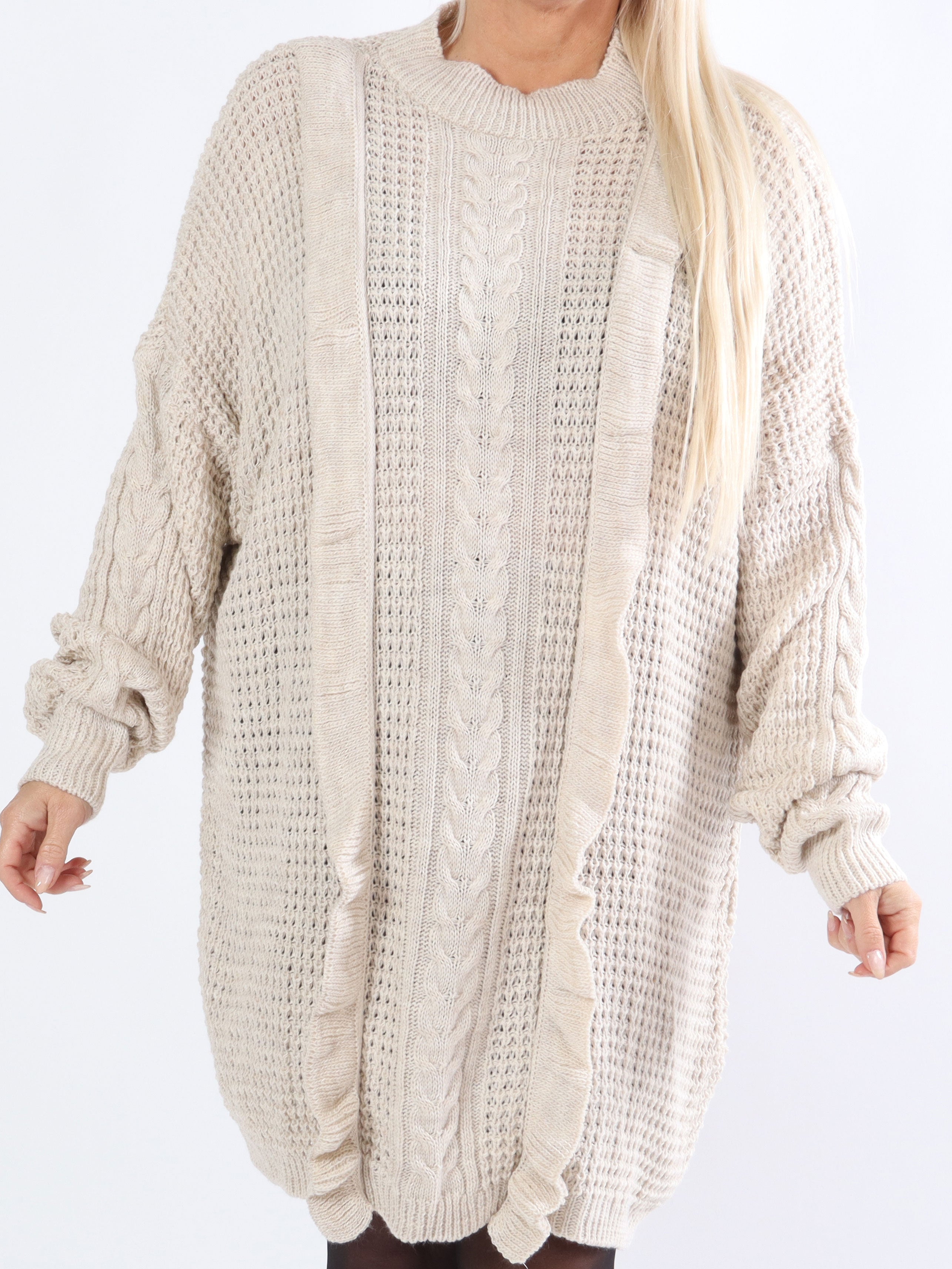 Lalisa - Plus size stickad klänning med kabelstickning och volanger - Taupe