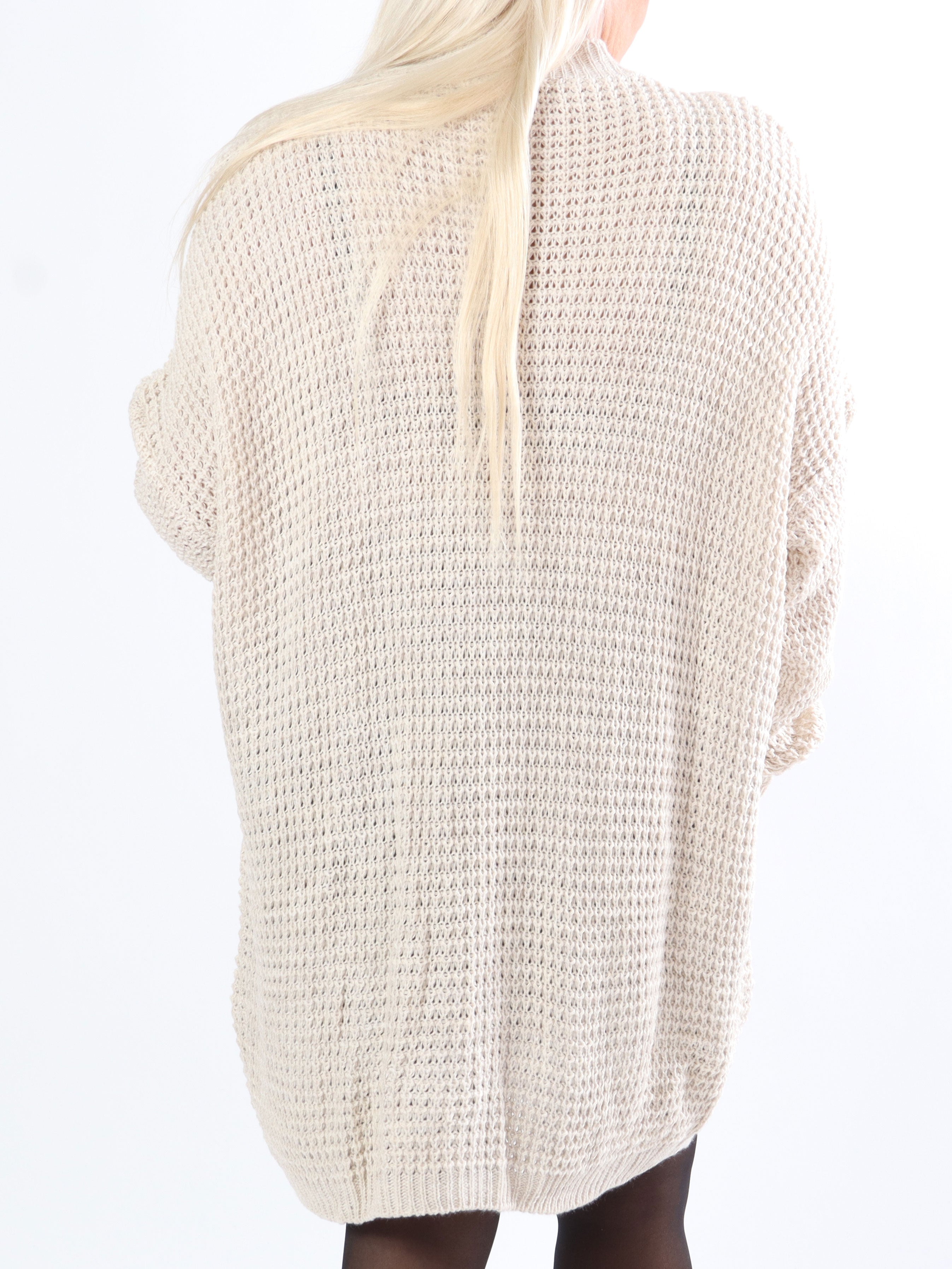 Lalisa - Plus size stickad klänning med kabelstickning och volanger - Red