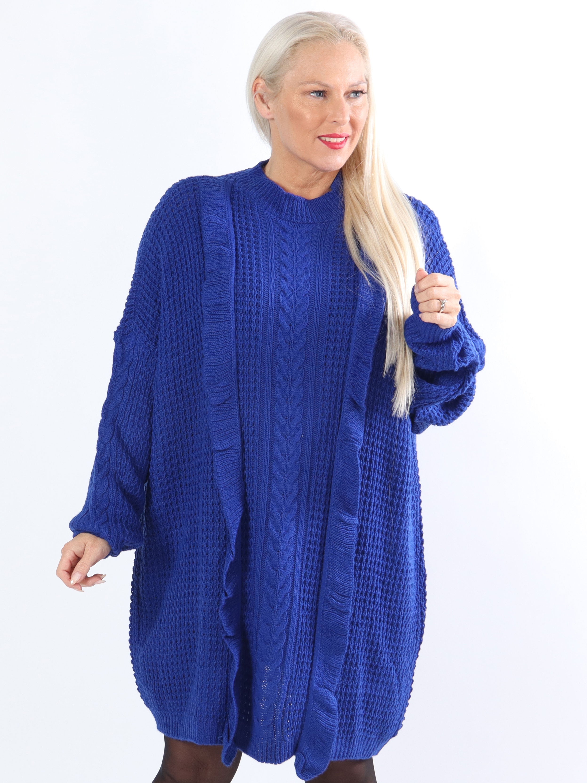 Lalisa - Plus size stickad klänning med kabelstickning och volanger