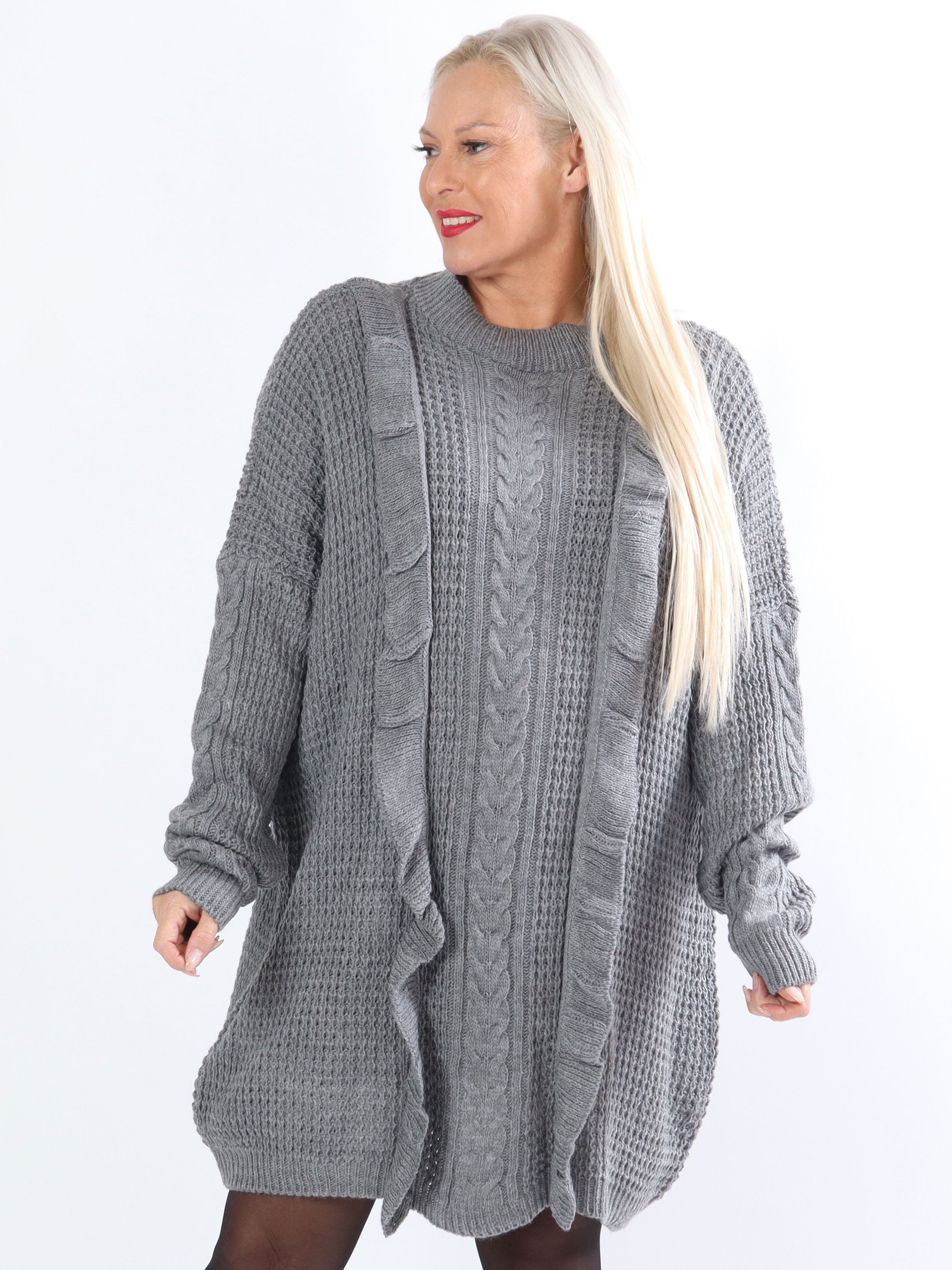 Lalisa - Plus size stickad klänning med kabelstickning och volanger