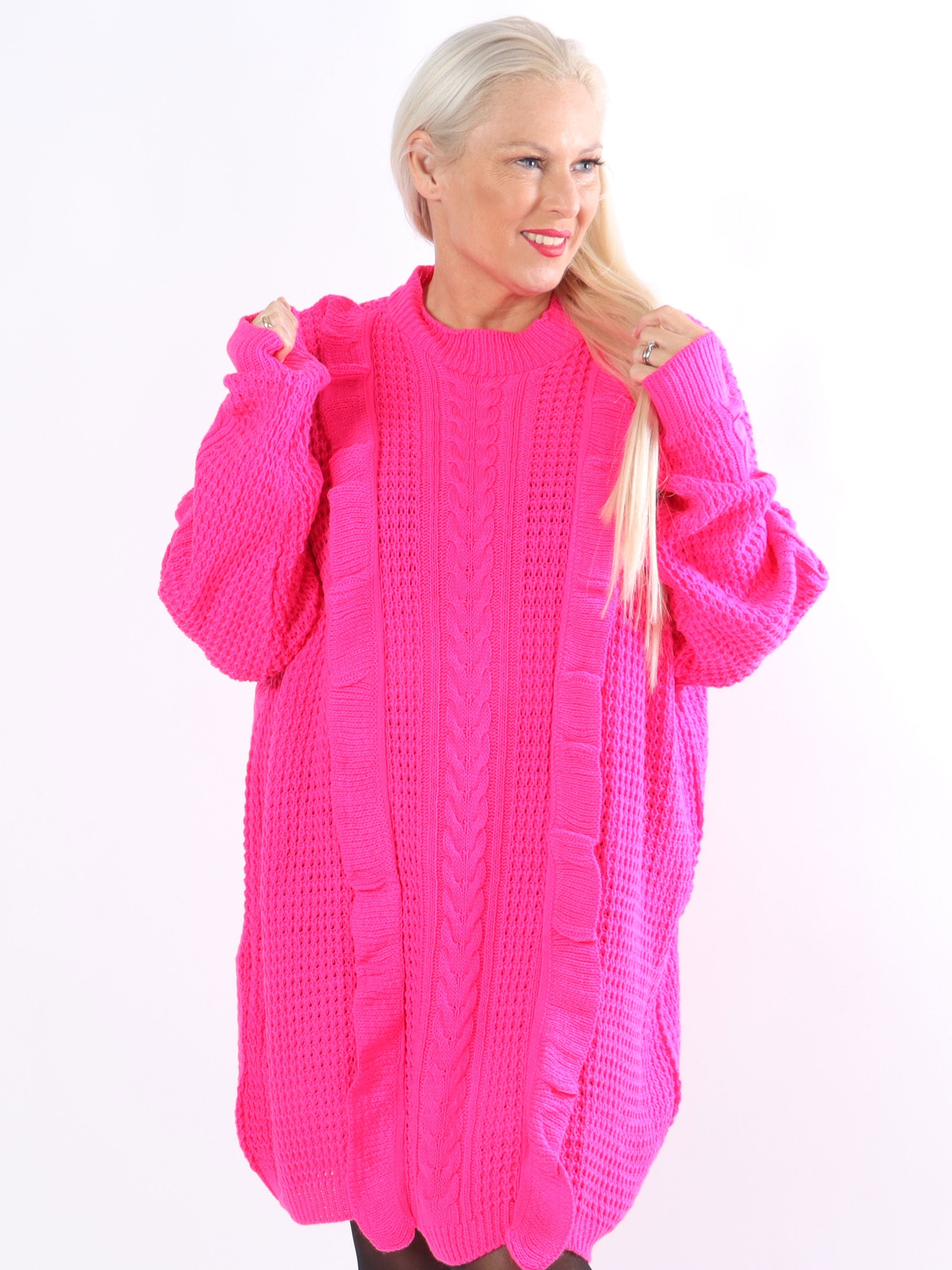 Lalisa - Plus size stickad klänning med kabelstickning och volanger