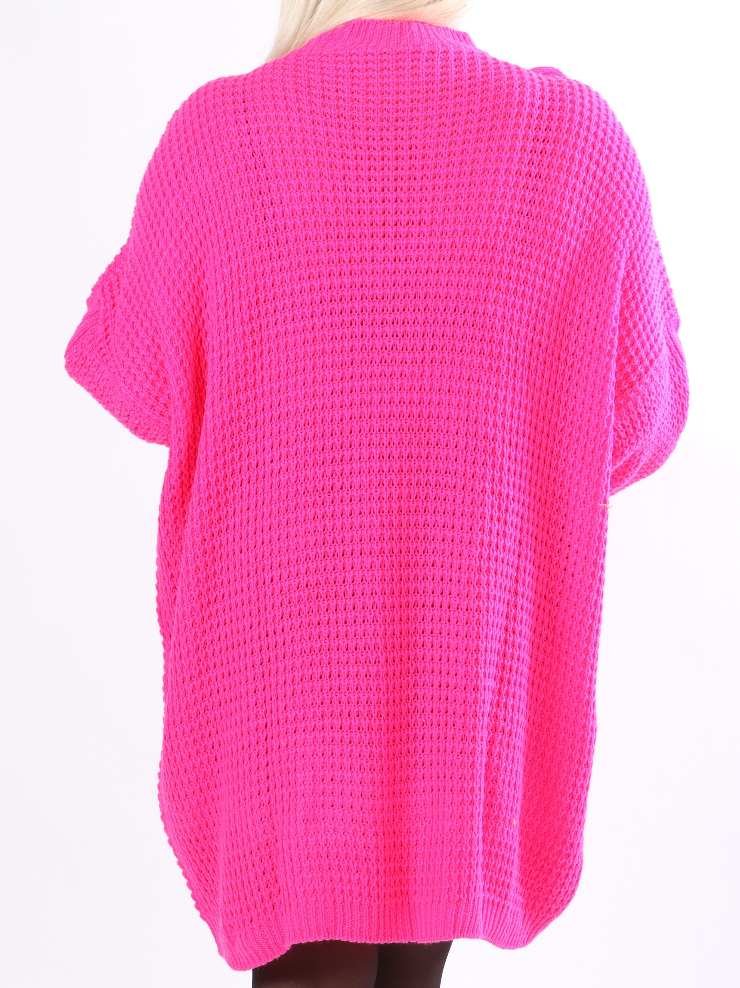 Lalisa - Plus size stickad klänning med kabelstickning och volanger