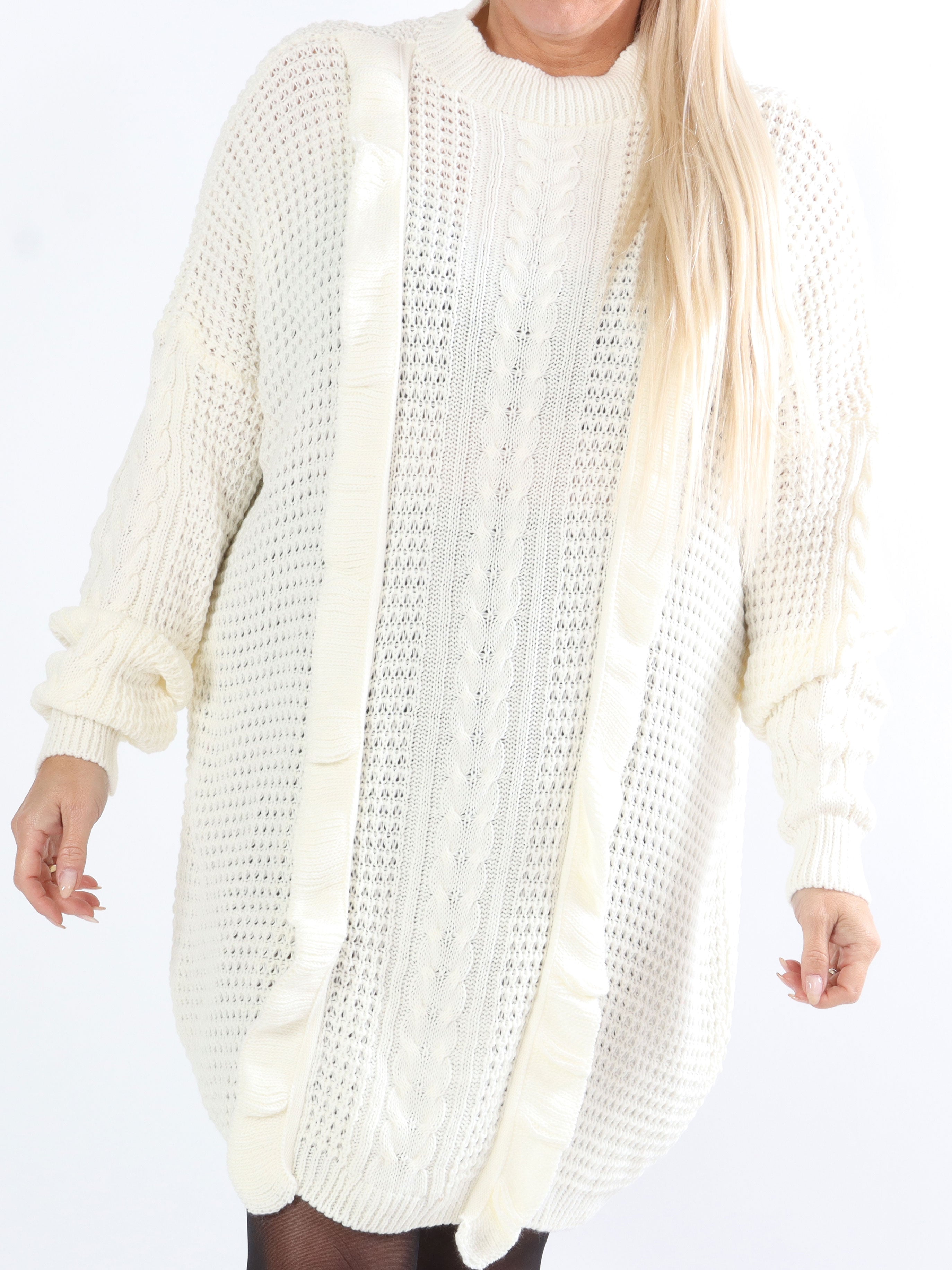 Lalisa - Plus size stickad klänning med kabelstickning och volanger