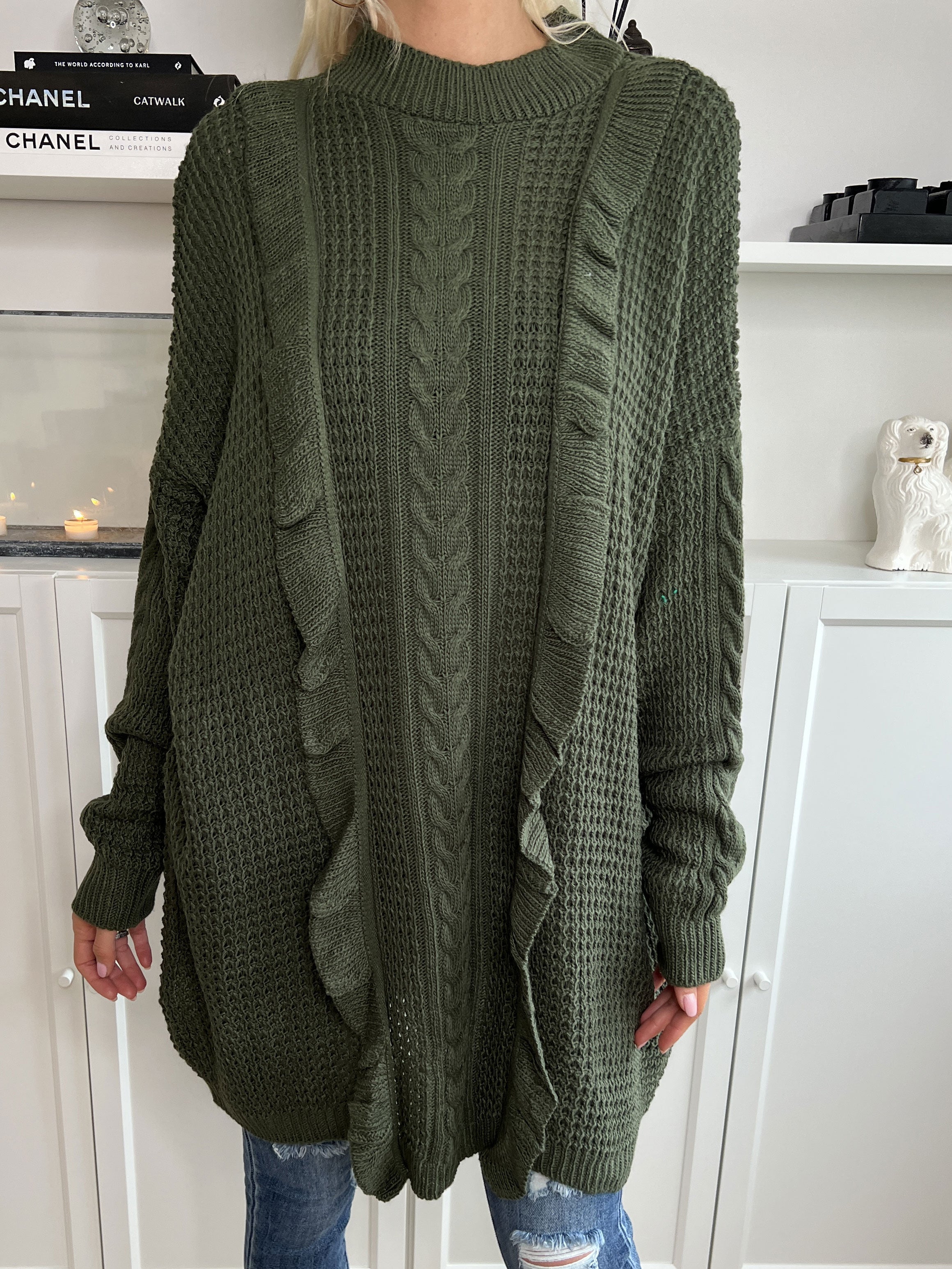 Lalisa - Söt stickad klänning med kabelstickning och volanger - Grey