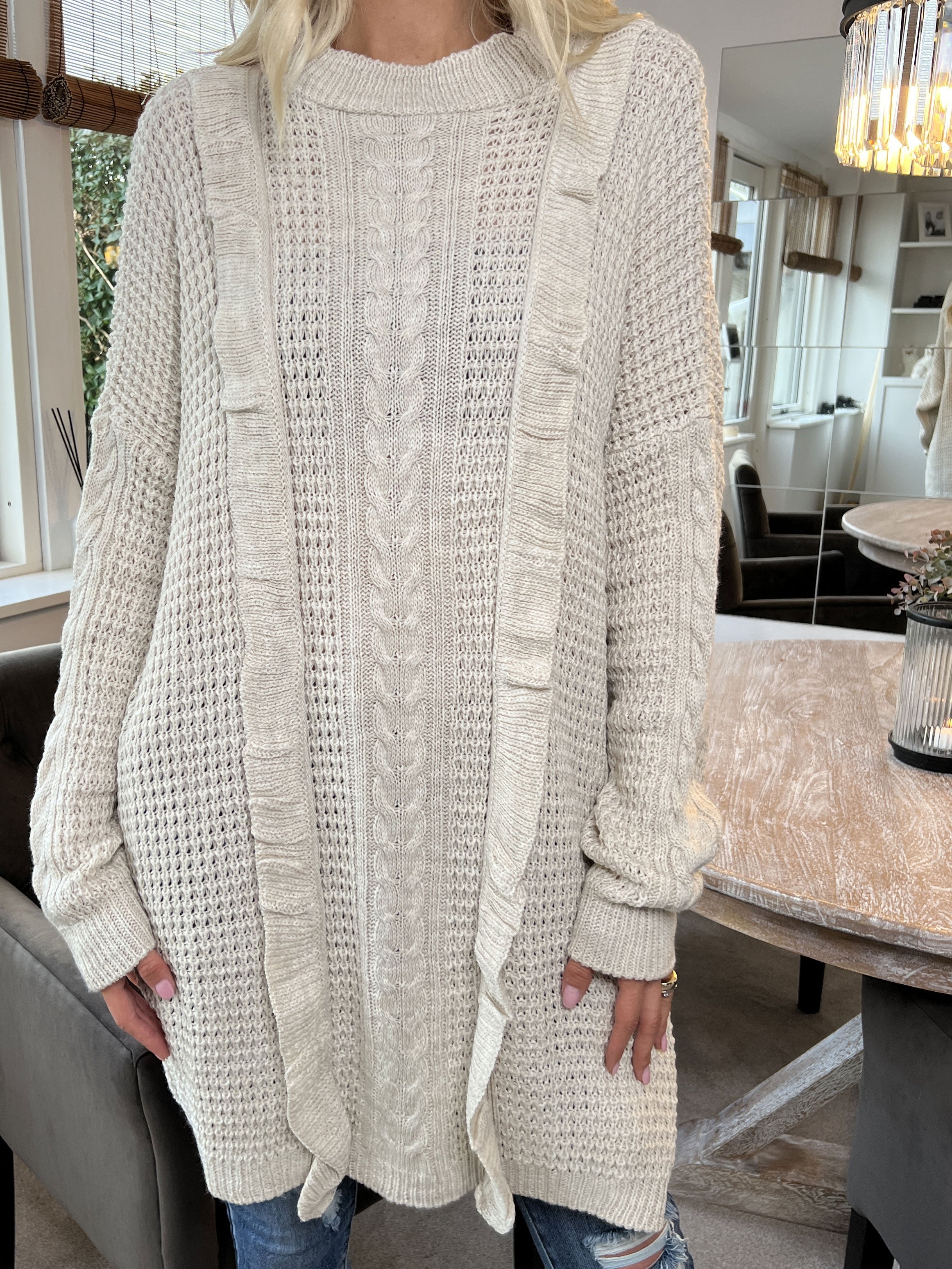 Lalisa - Söt stickad klänning med kabelstickning och volanger - Taupe